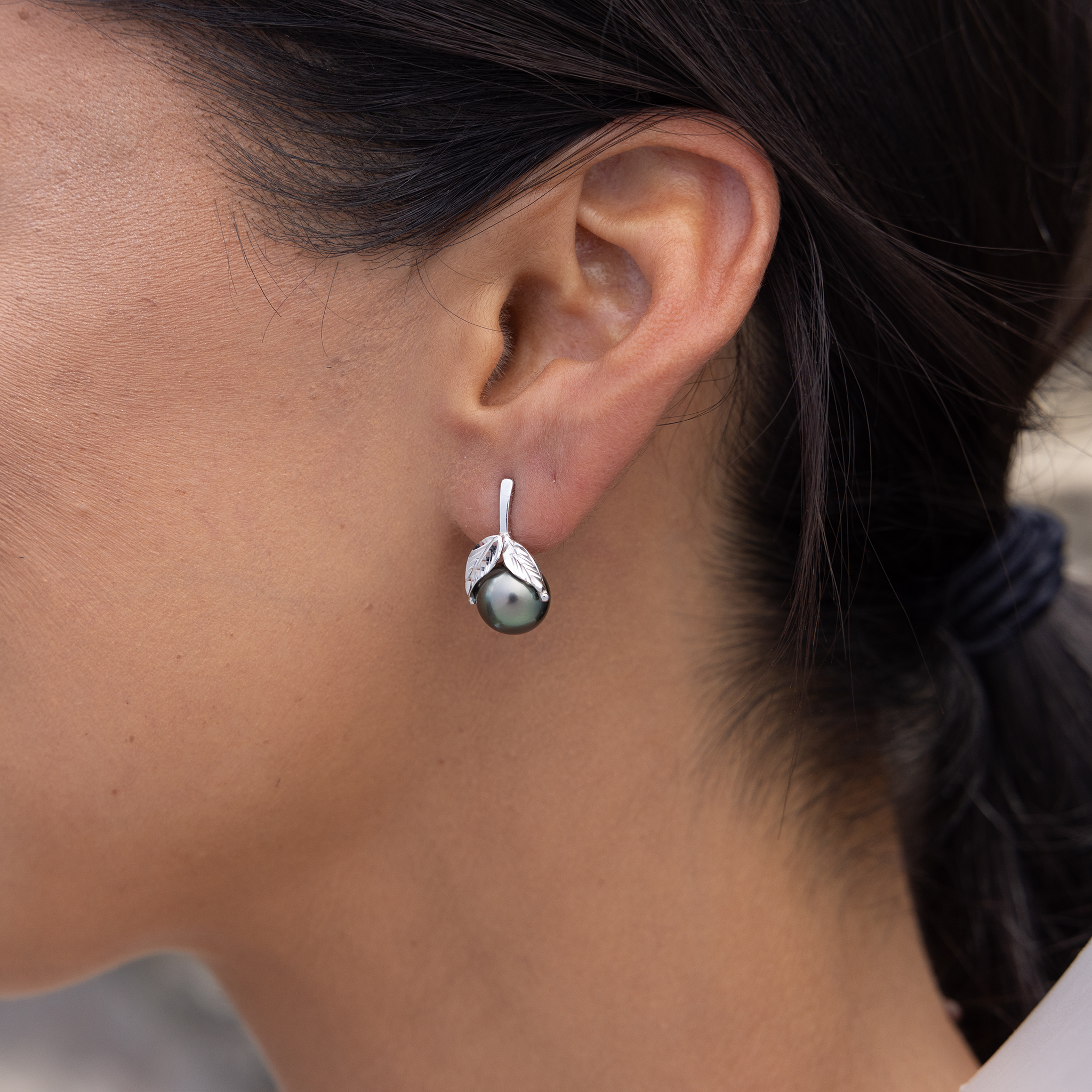 マイレ タヒチアン ブラック パール ピアス ホワイトゴールド - 9-10mm