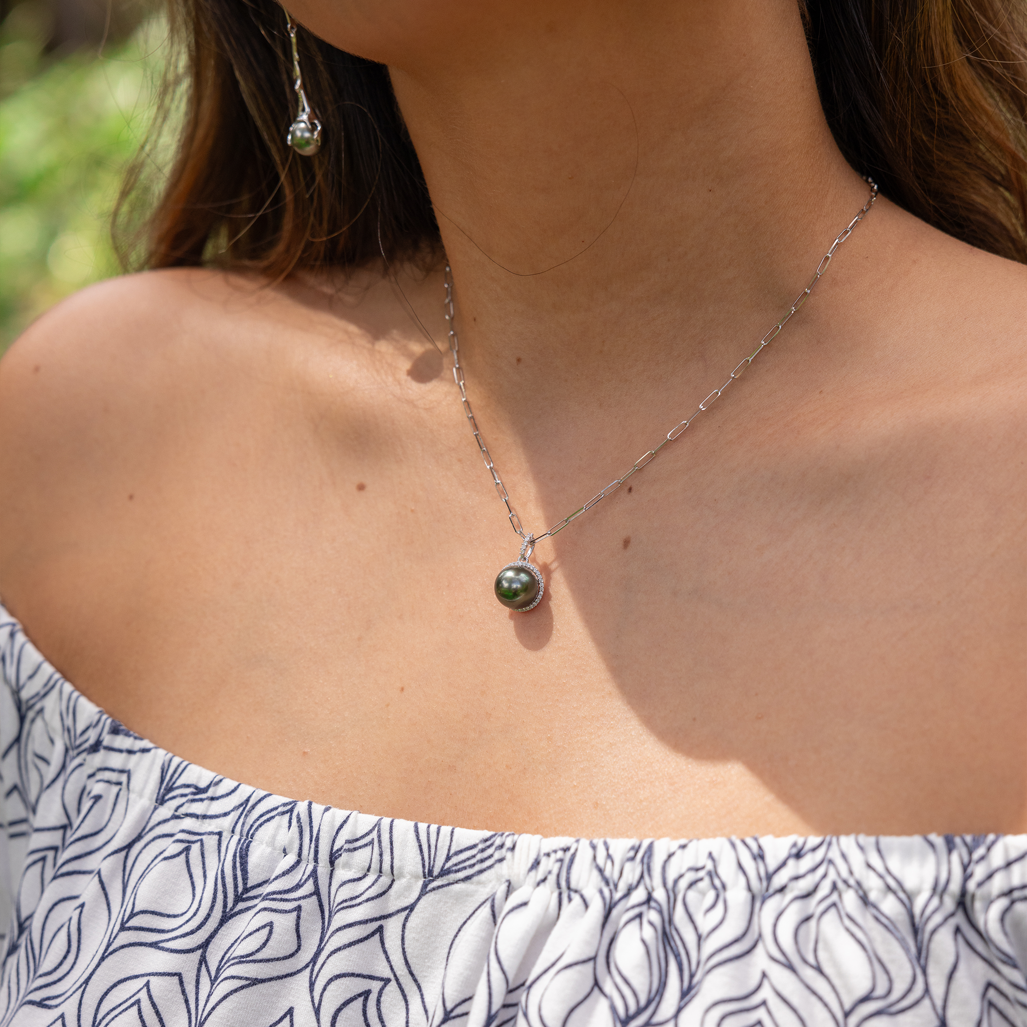 Halo Tahitian Black Pearl Pendant in White Gold with Diamonds - 10-11mm