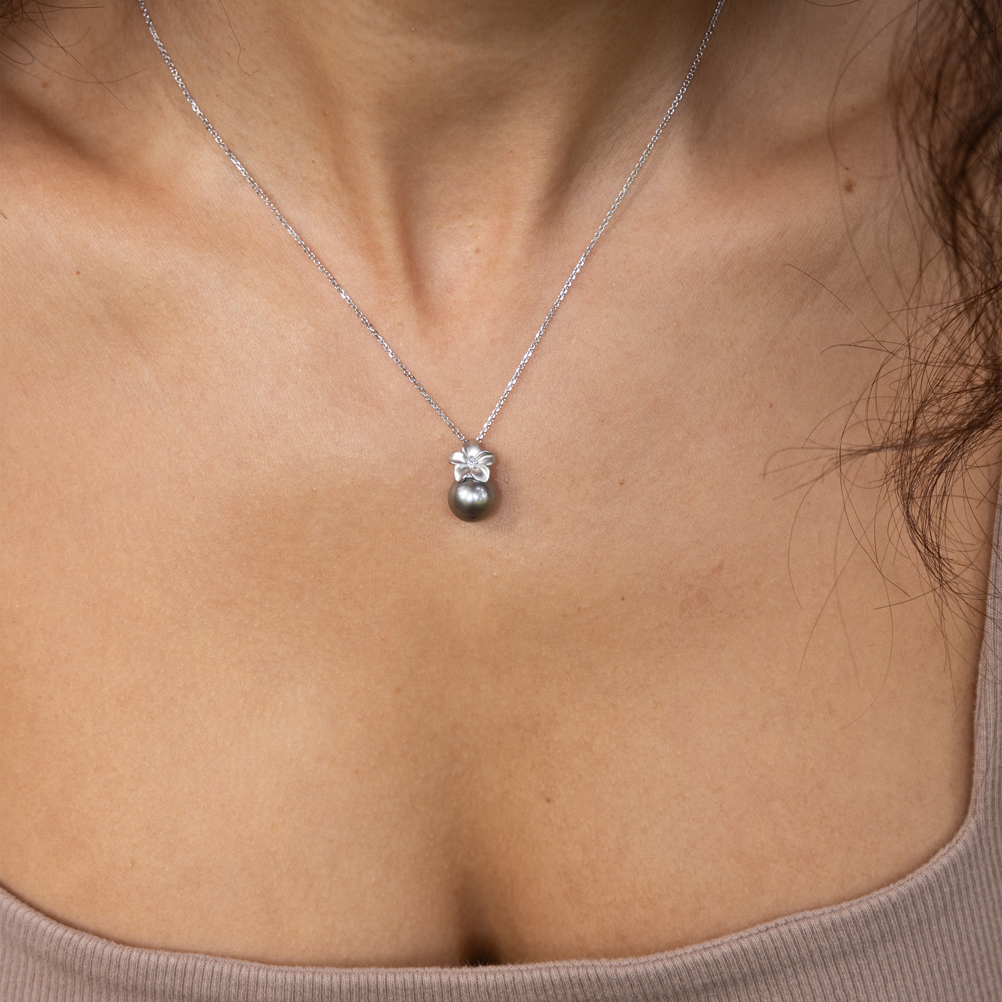 プルメリア ダイヤモンド ホワイトゴールド タヒチアンブラックパール ペンダント - 9mm