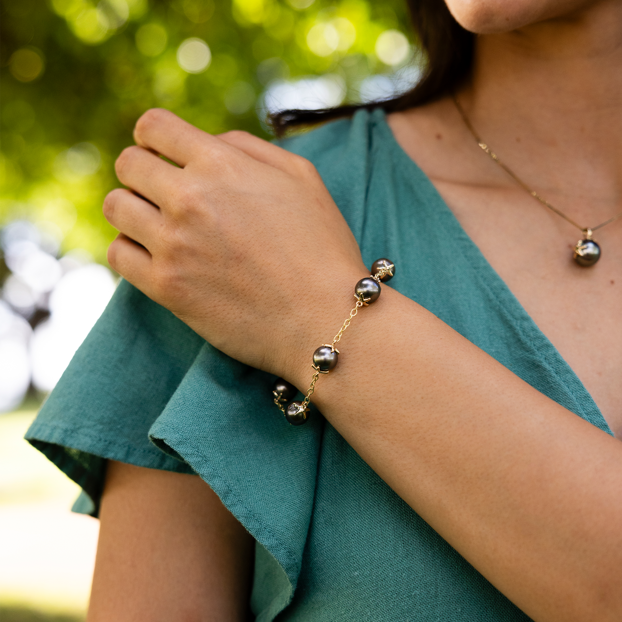 7-8.25 "アジャスタブル・リーフ・ヒトデ・タヒチ黒真珠ゴールド・ブレスレット(10-11mm