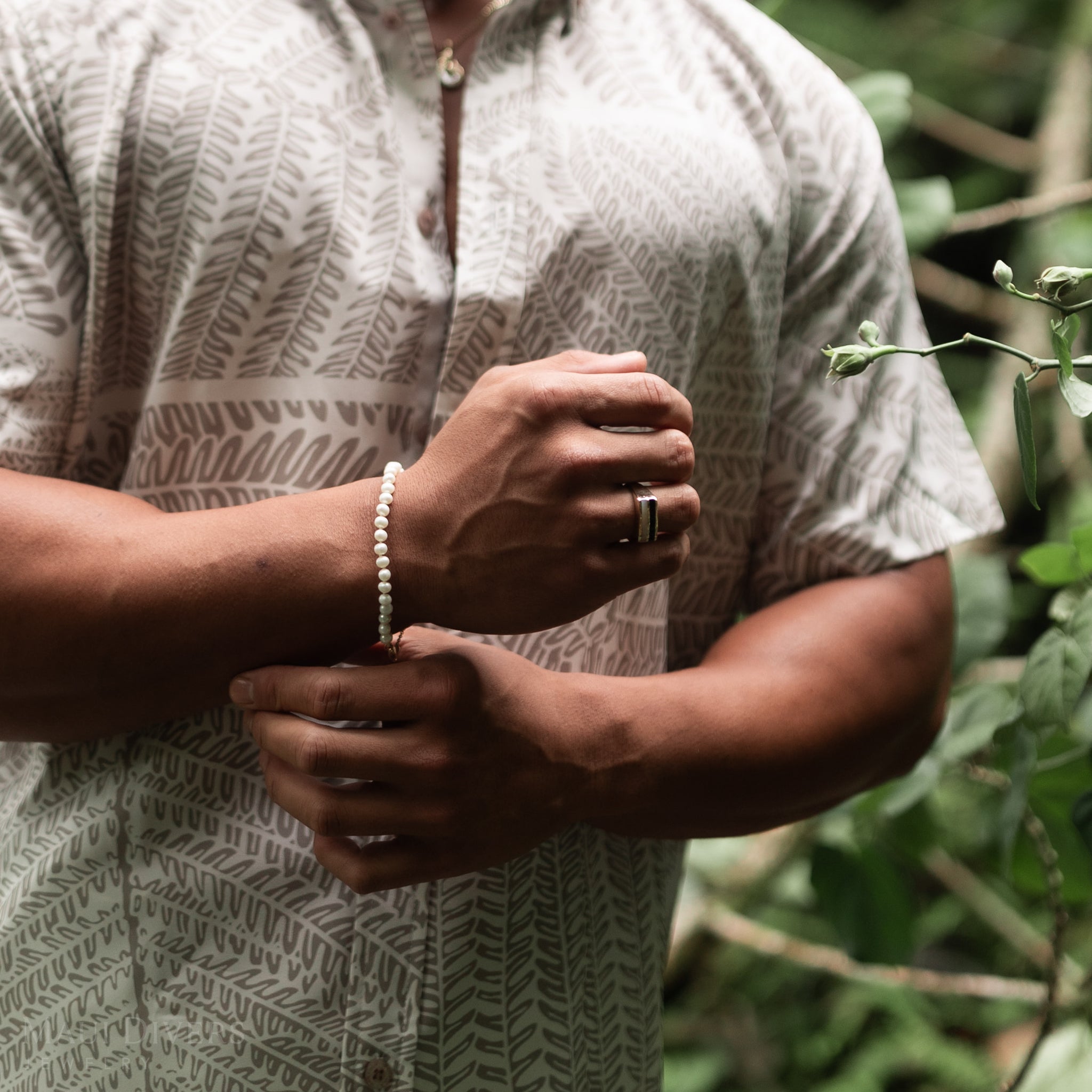 7.5-9インチ アジャスタブル ホワイト淡水パール ブレスレット ゴールド - 4.5-5mm