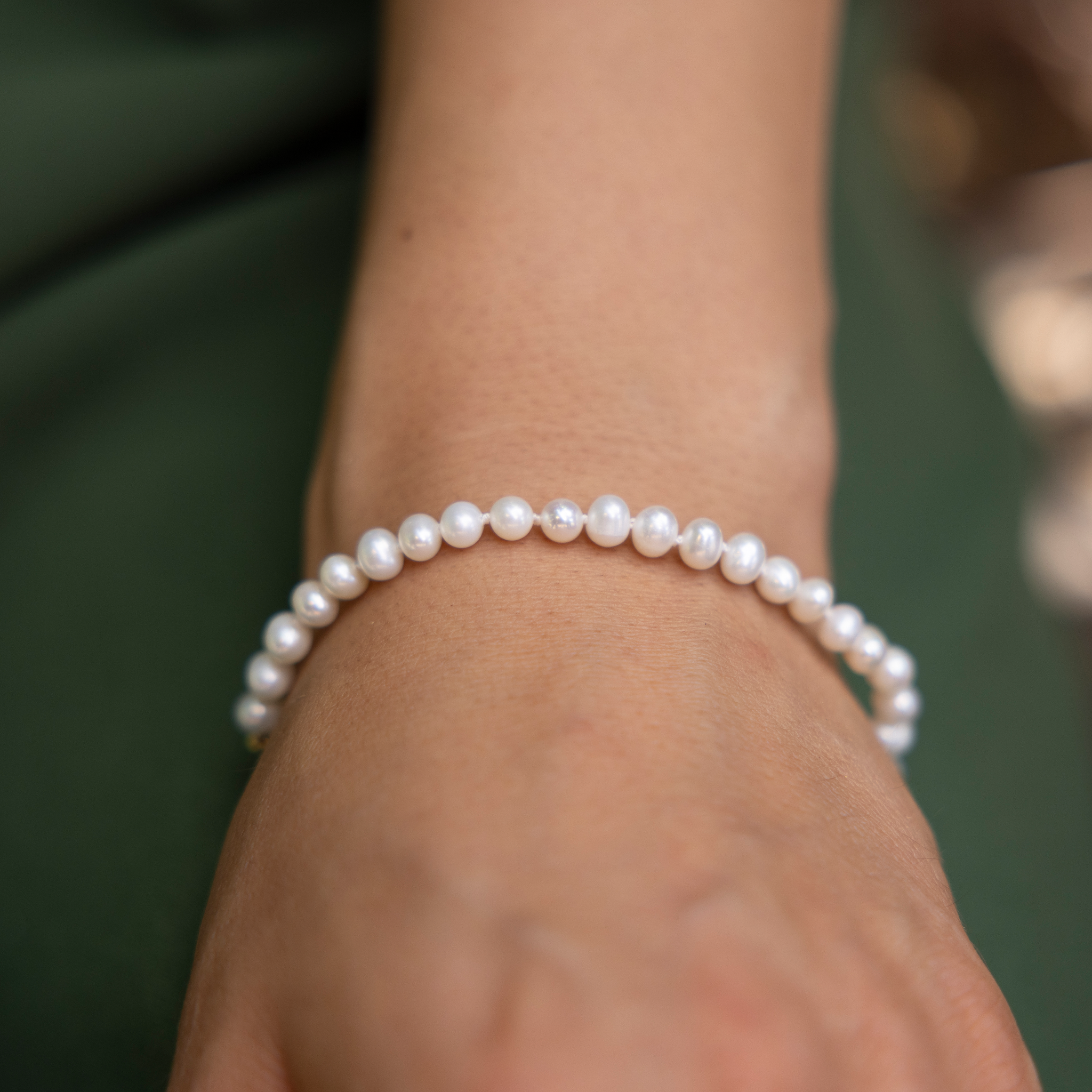 7.5-9インチ アジャスタブル ホワイト淡水パール ブレスレット ゴールド - 4.5-5mm