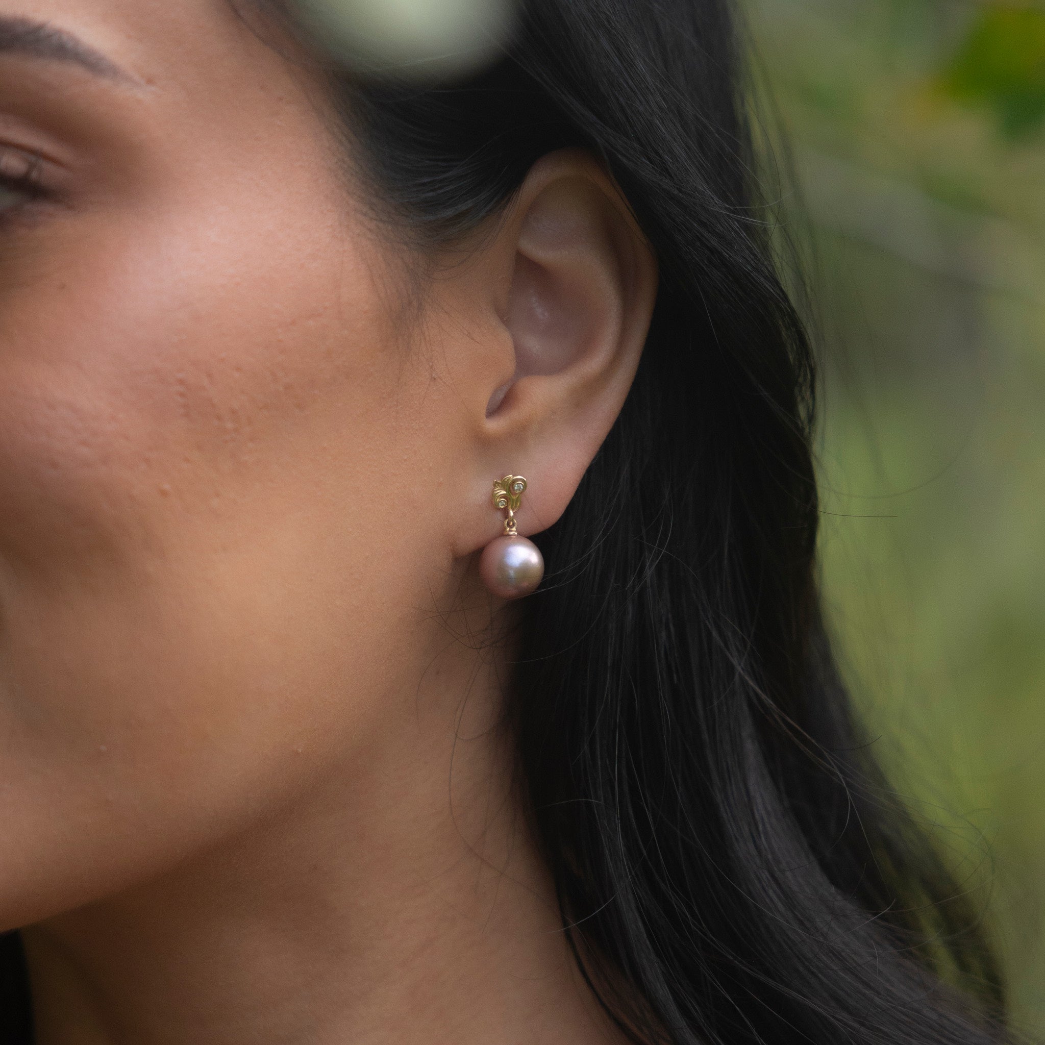 リビング・ヘアルーム ライラック淡水真珠 ダイヤモンド ゴールド ピアス - 10-11mm