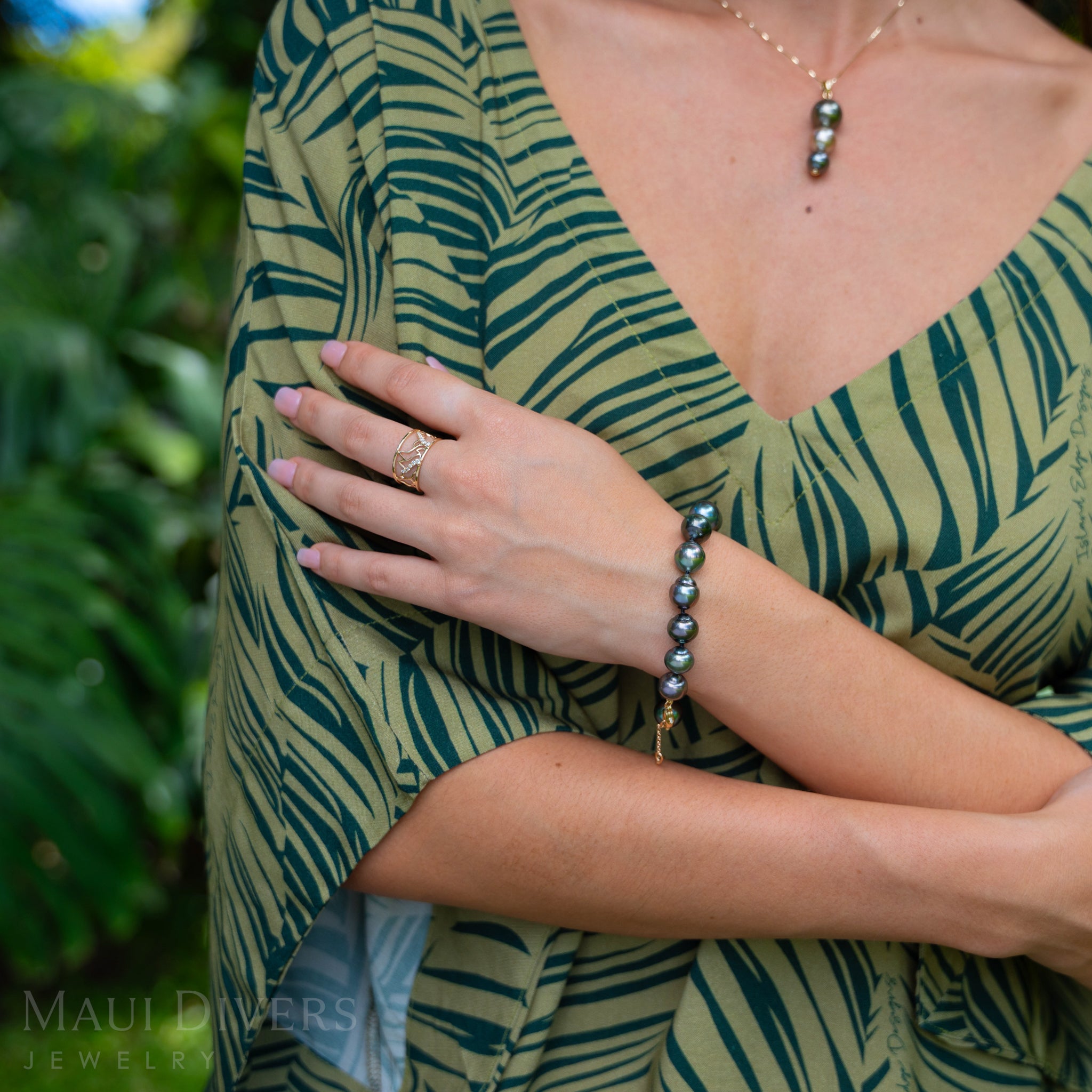 7.5-9" Adjustable Tahitian Black Pearl Bracelet in Gold - 10-12mm