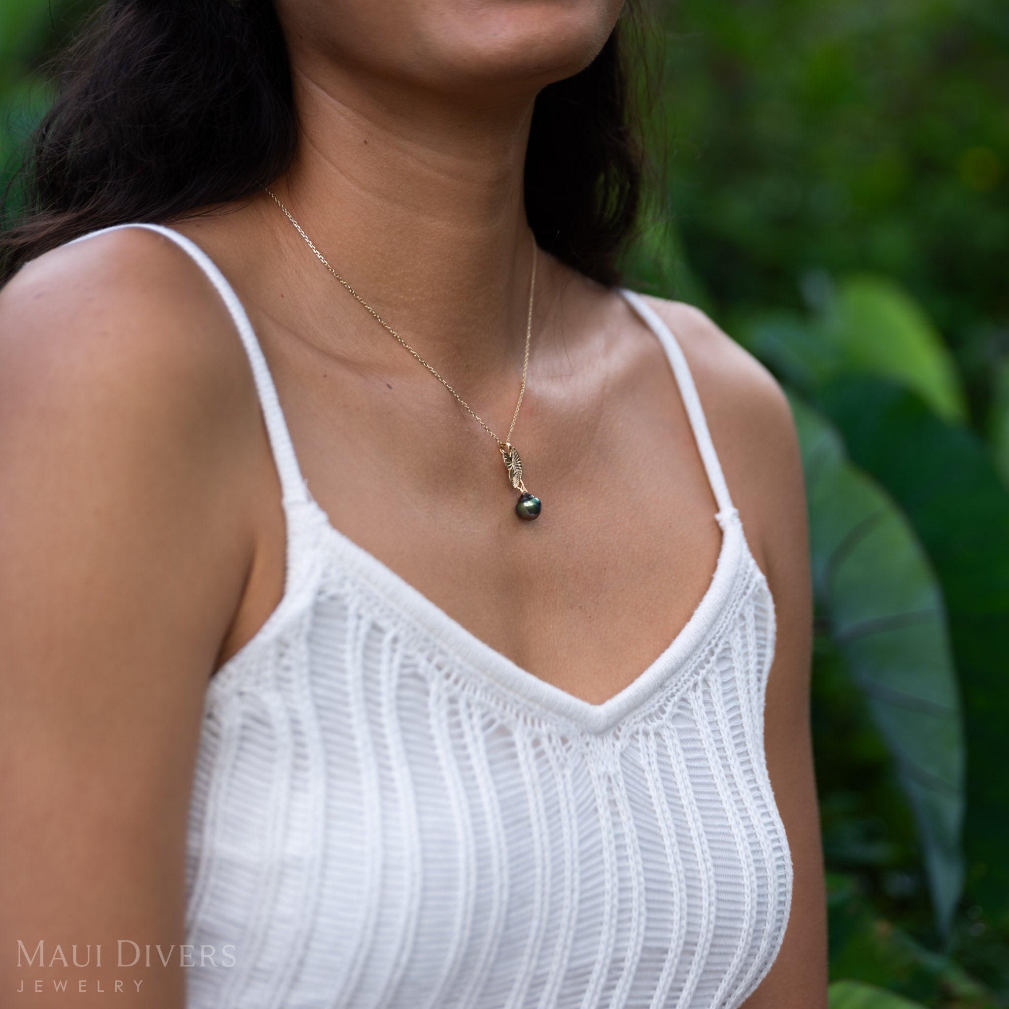 Kalo Circle Tahitian Black Pearl Pendant in Gold - 10-12mm