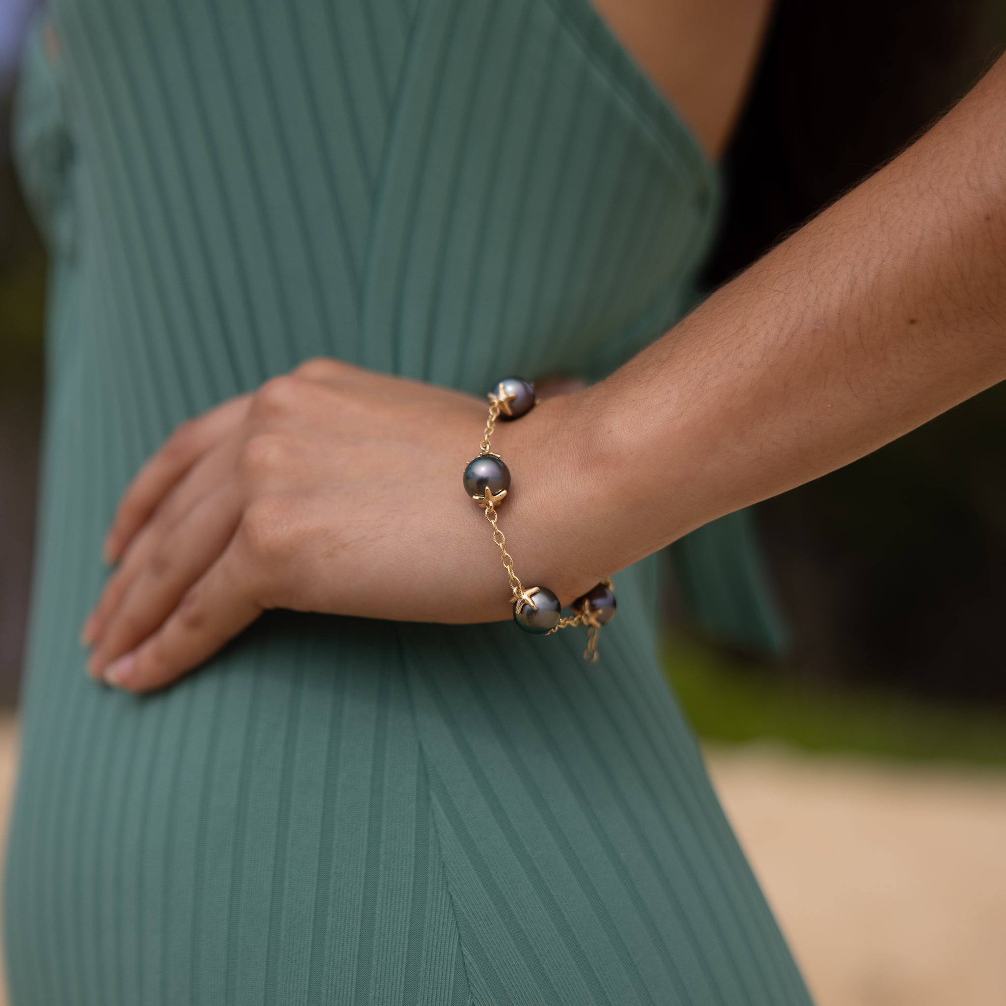 7-8.25 "アジャスタブル・リーフ・ヒトデ・タヒチ黒真珠ゴールド・ブレスレット(10-11mm