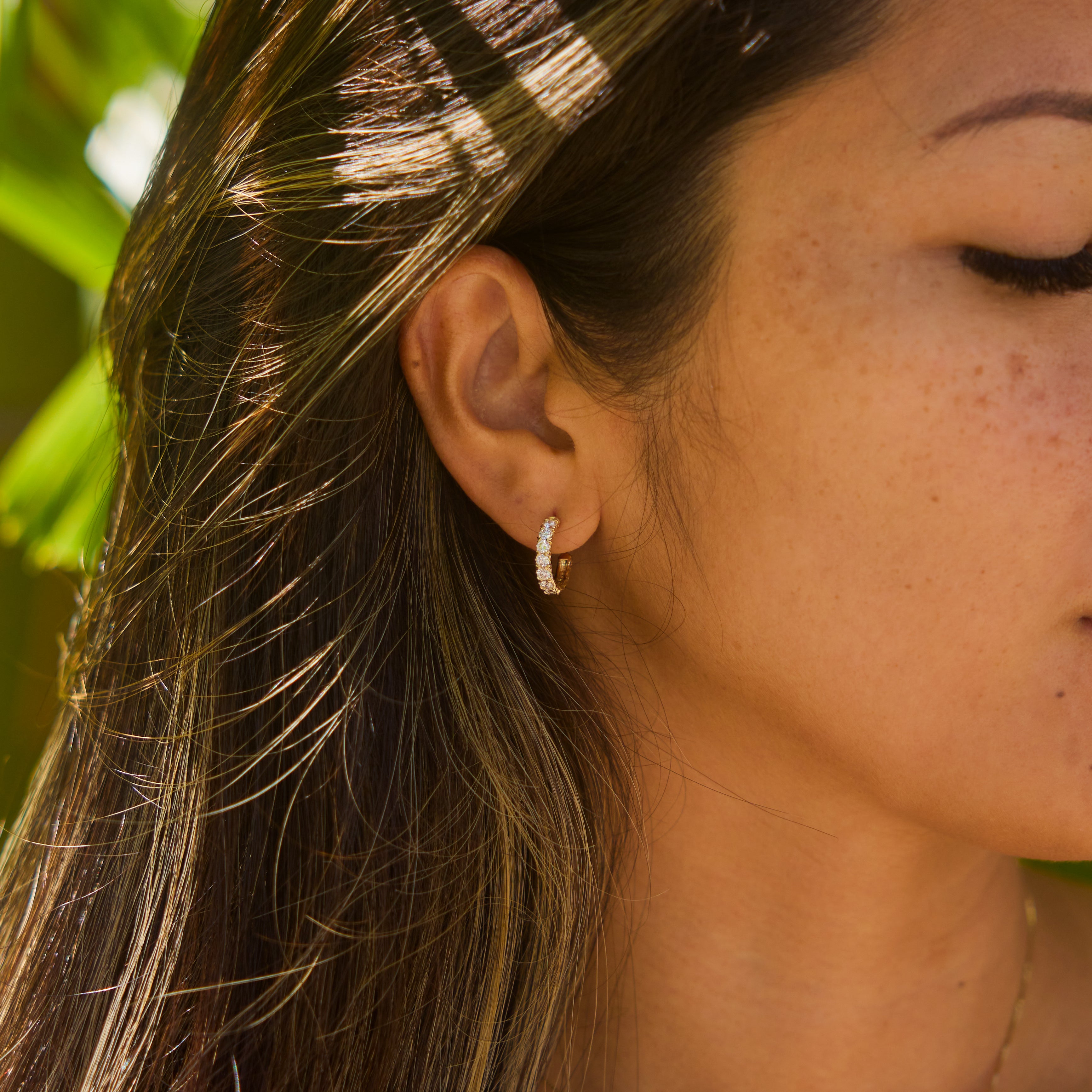 Hidden Hawaiʻi Maile Hoop Earrings in Gold with Lab Grown Diamonds - 14mm