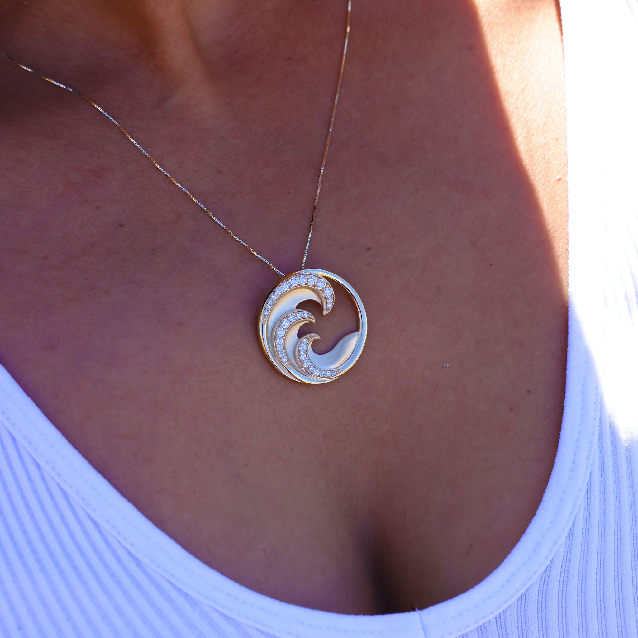 0.6mmライト・ボックス・チェーン(ゴールド)×Naluペンダント(ゴールド)×ダイヤモンド・オン・モデル