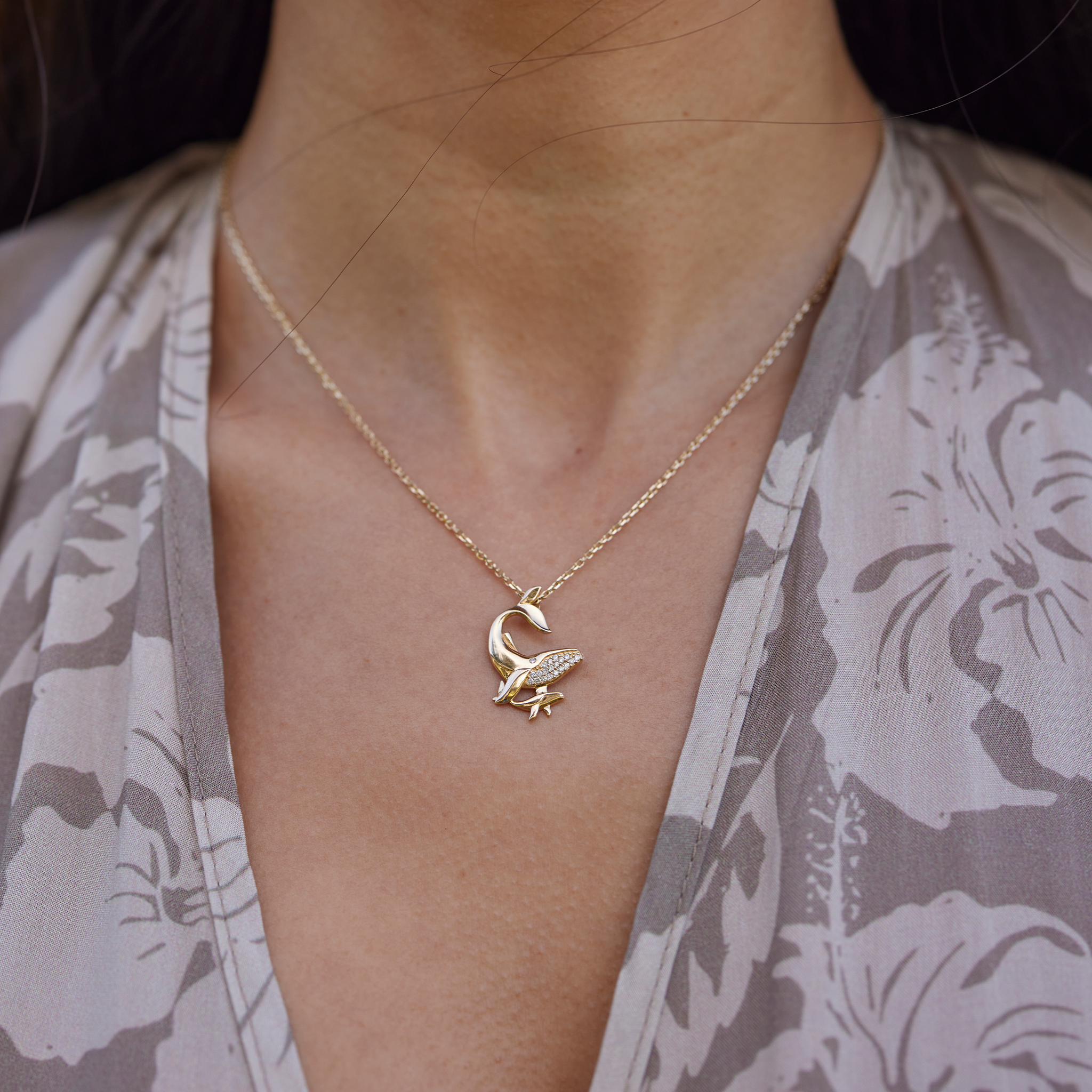 オーシャンダンス ザトウクジラの母と子のペンダント ダイヤモンド ゴールド 24mm