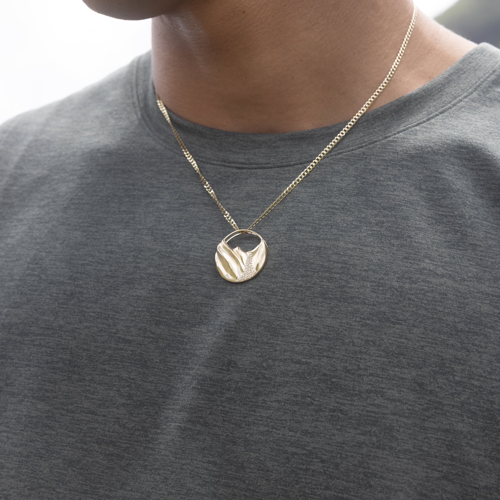 Koʻolau Waterfall Pendant in Gold with Diamonds - 26mm