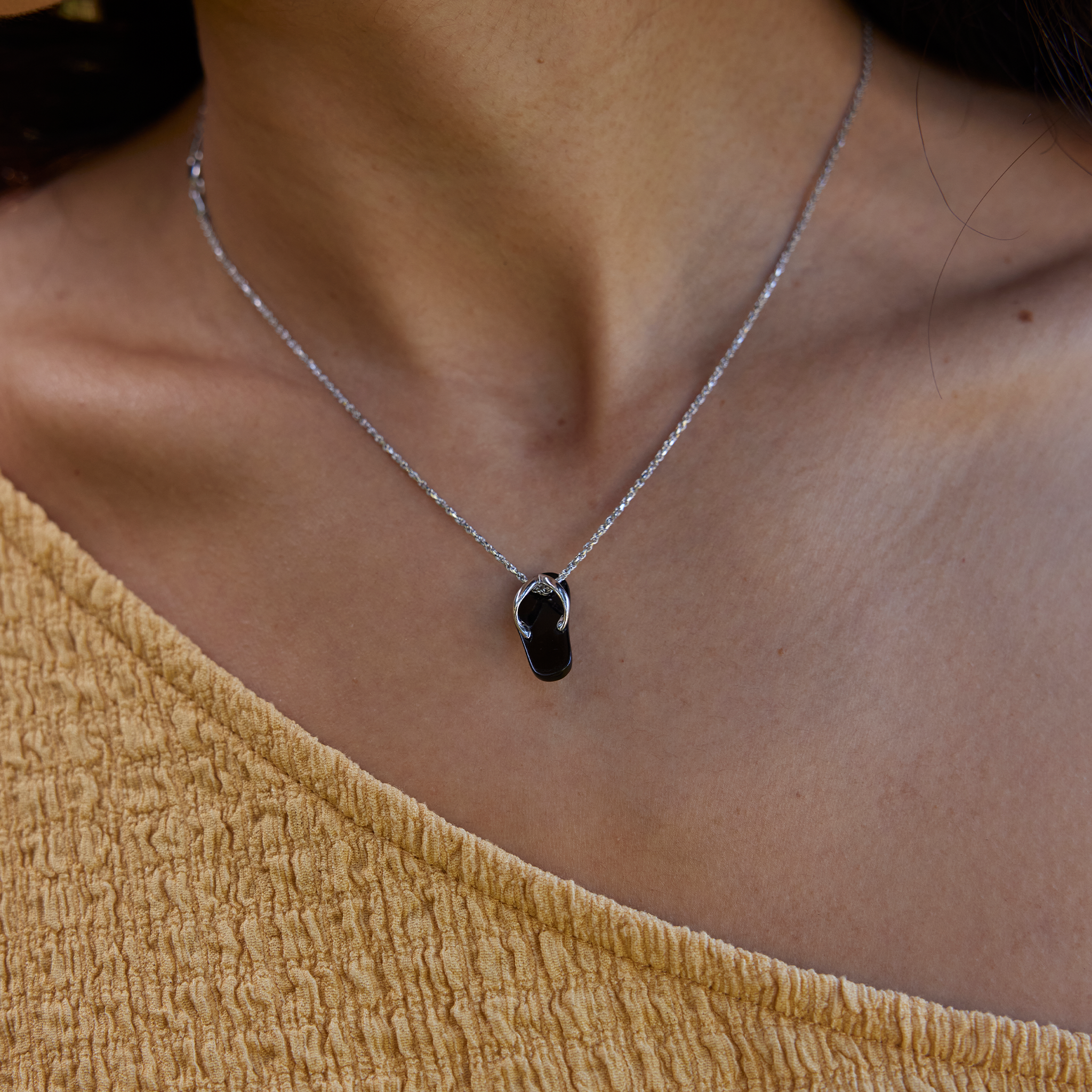 Black Coral Slipper Pendant in White Gold - 20mm