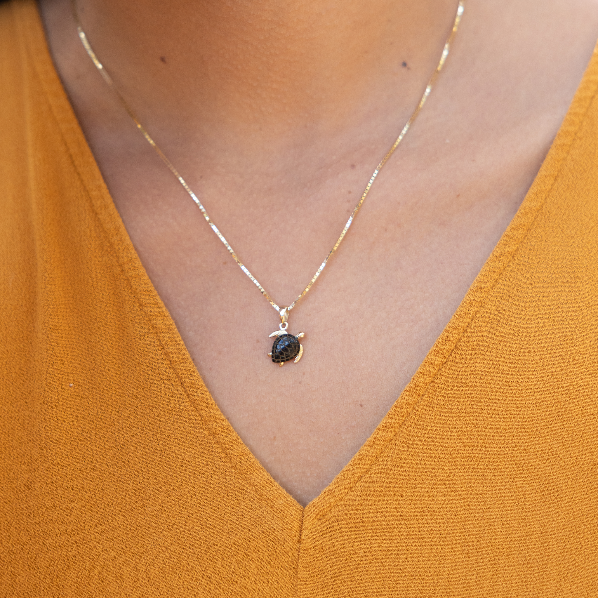 Honu Black Coral Pendant in Gold - 11mm