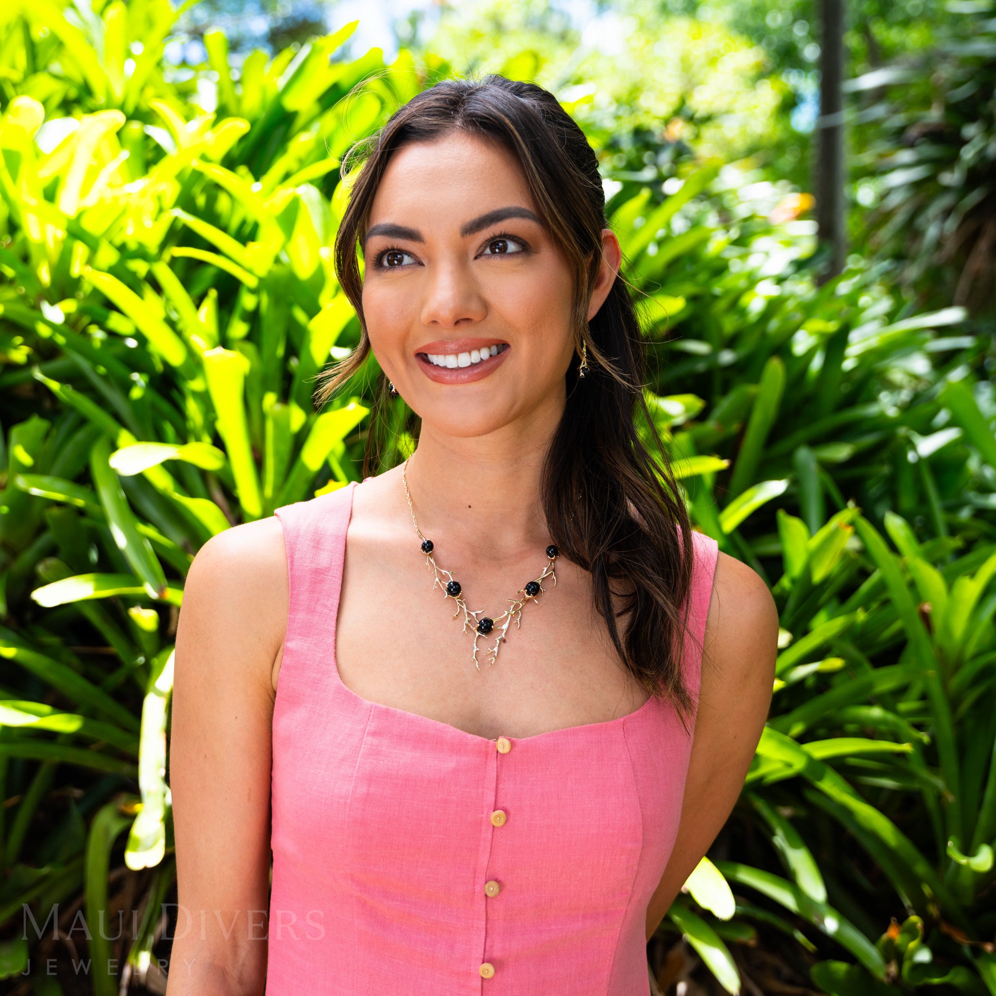 16-18 "アジャスタブル・ヘリテージ・ブラックコーラル・ネックレス(ゴールド