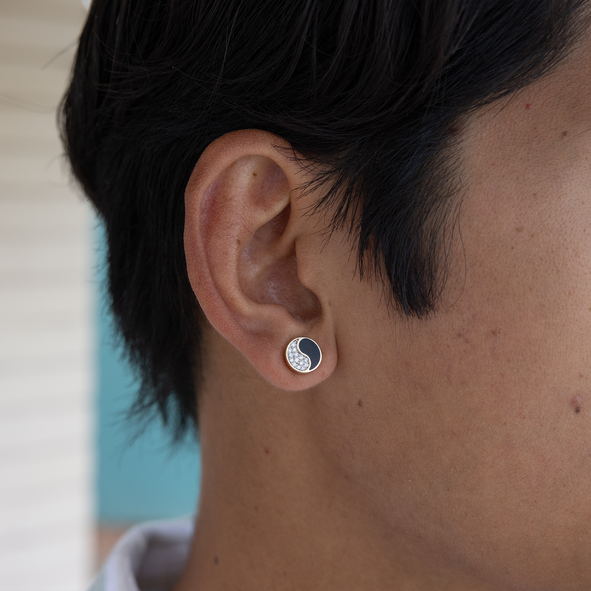 ゴールドとダイヤモンドの陰陽黒珊瑚ピアス - 10mm