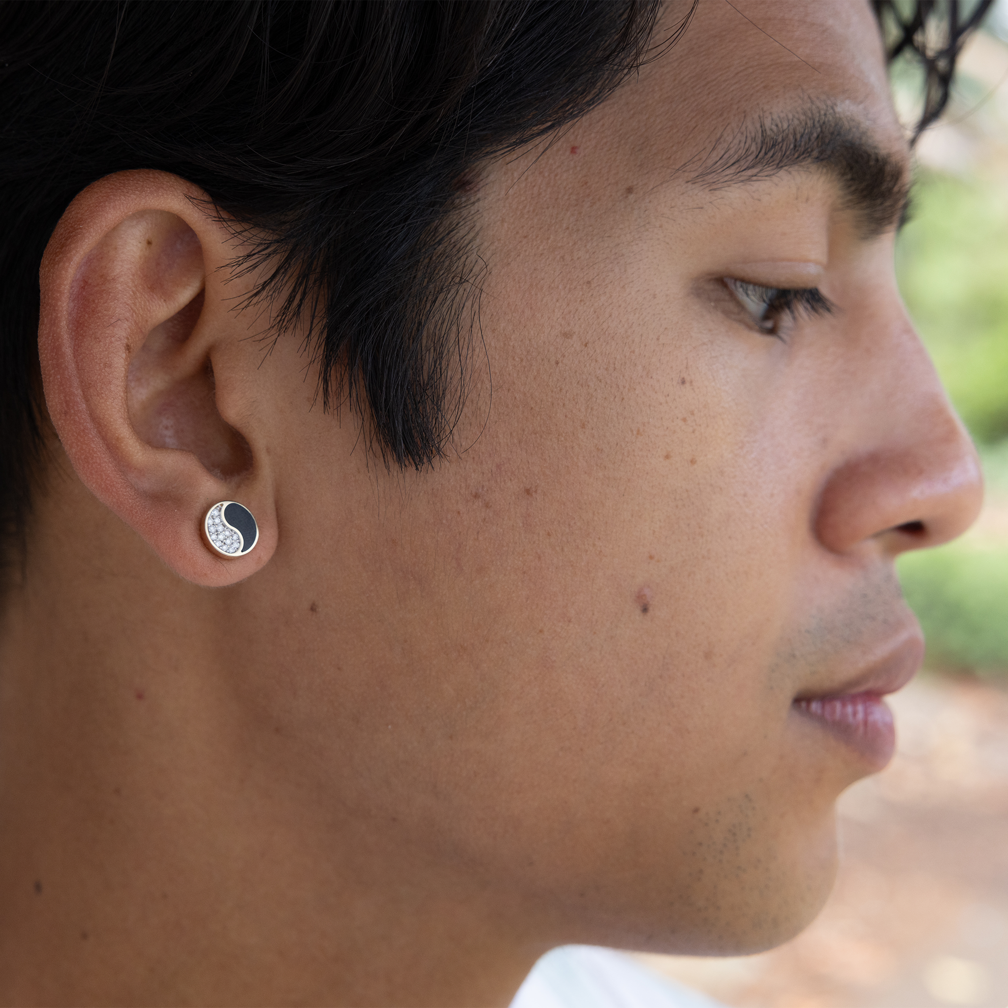 ゴールドとダイヤモンドの陰陽黒珊瑚ピアス - 10mm