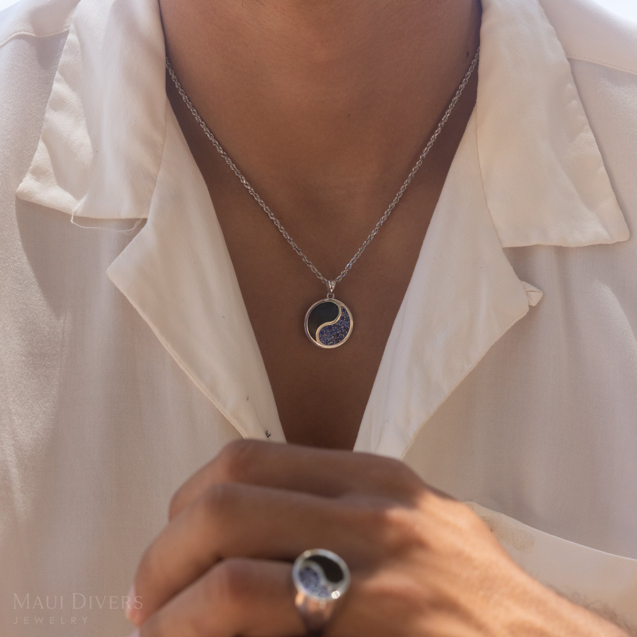 陰陽黒珊瑚ペンダント ブルーサファイア ホワイトゴールド 22mm