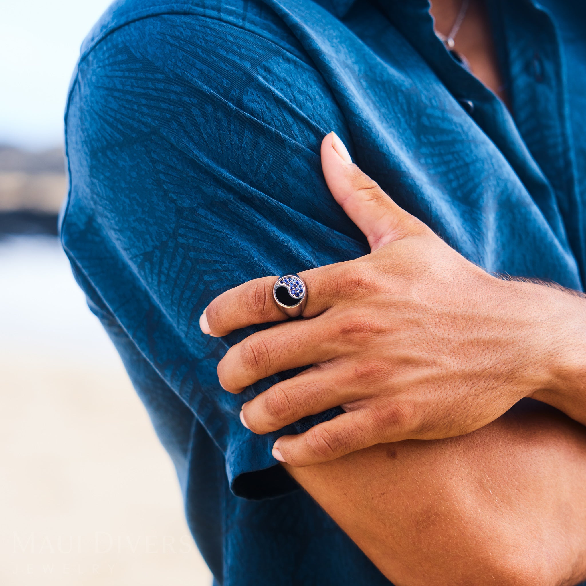 ブルーサファイアとホワイトゴールドの陰陽黒珊瑚リング - 17.5mm