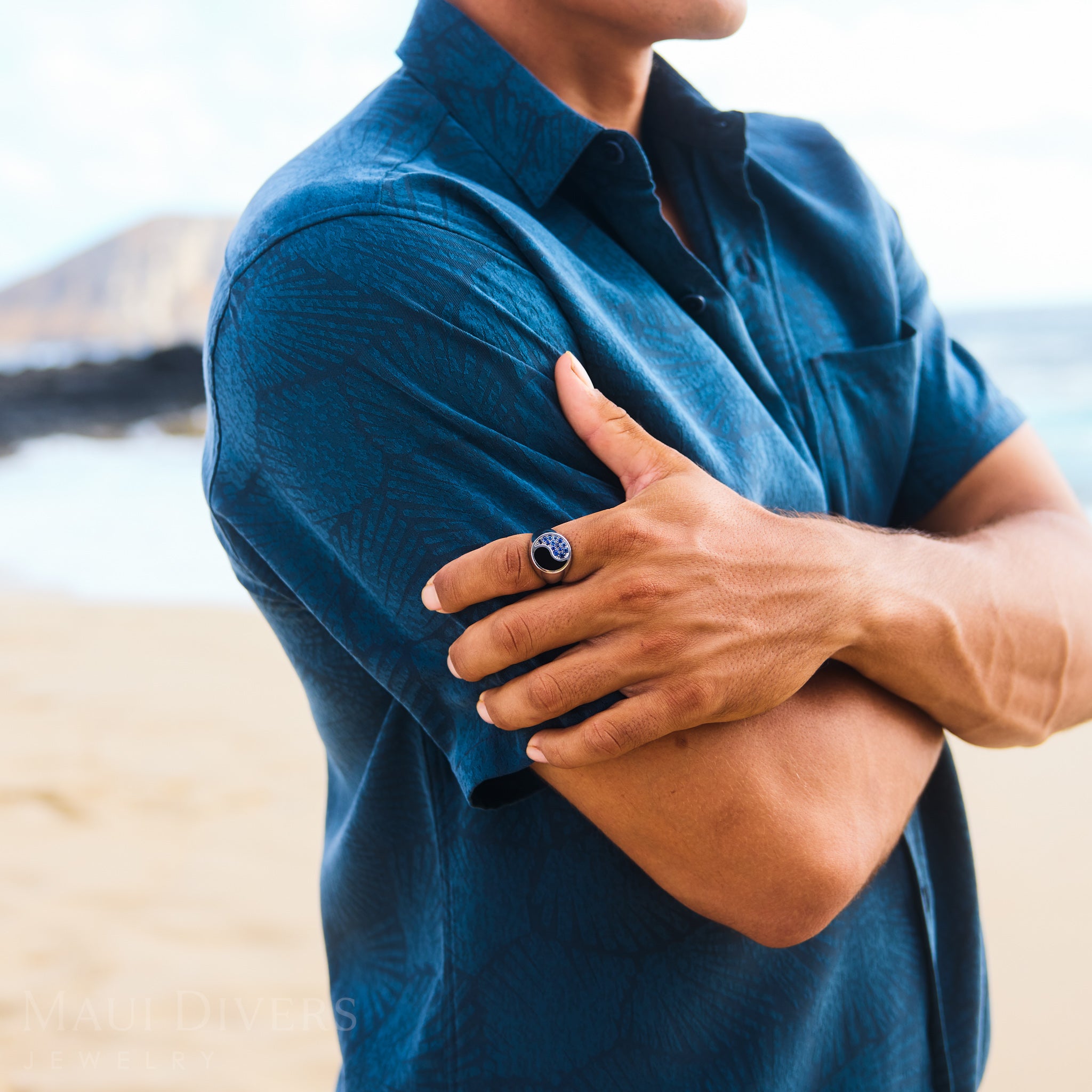 ブルーサファイアとホワイトゴールドの陰陽黒珊瑚リング - 17.5mm