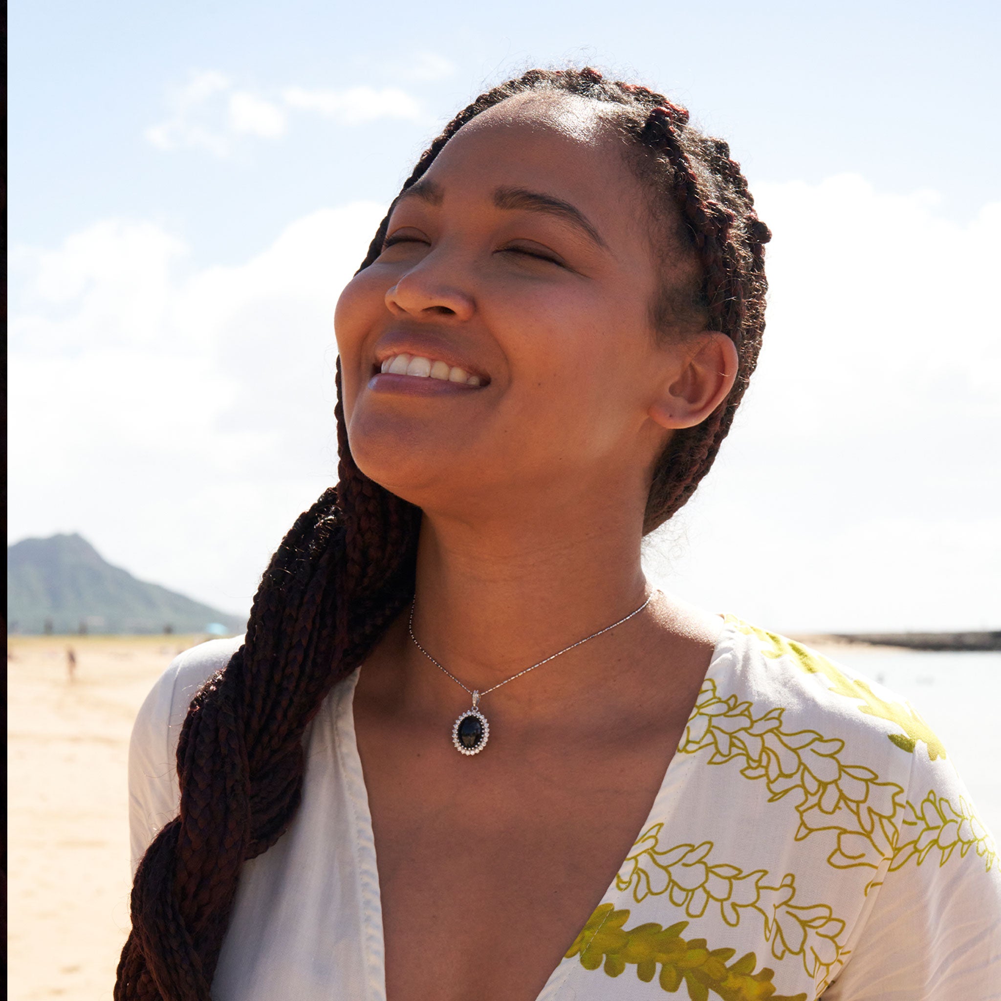 Princess Ka‘iulani Black Coral Pendant in White Gold with Diamonds - 21.5mm