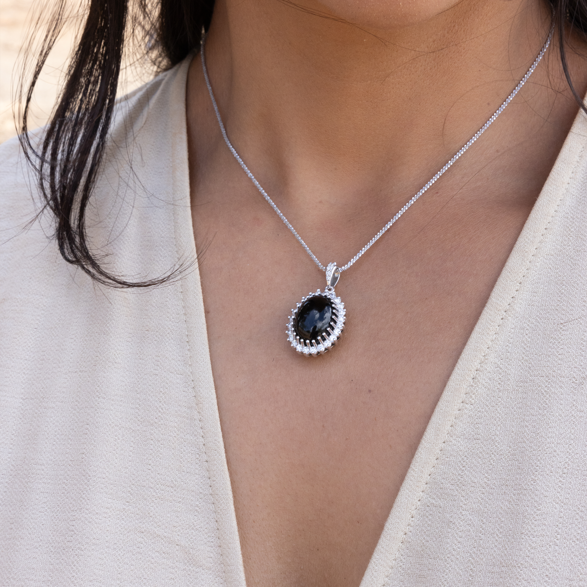 Princess Ka‘iulani Black Coral Pendant in White Gold with Diamonds - 21.5mm
