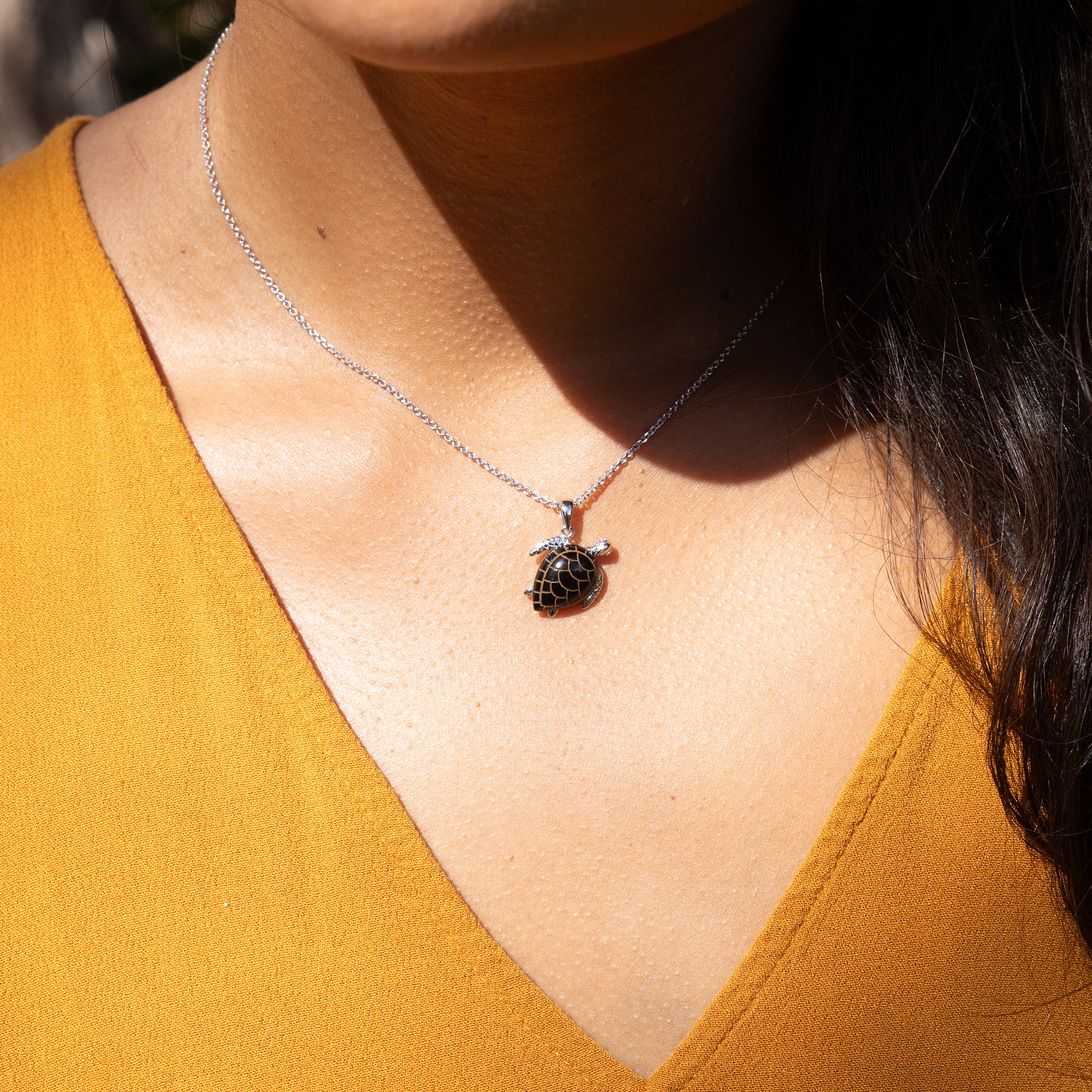 Honu Black Coral Pendant in White Gold with Diamonds - 15mm