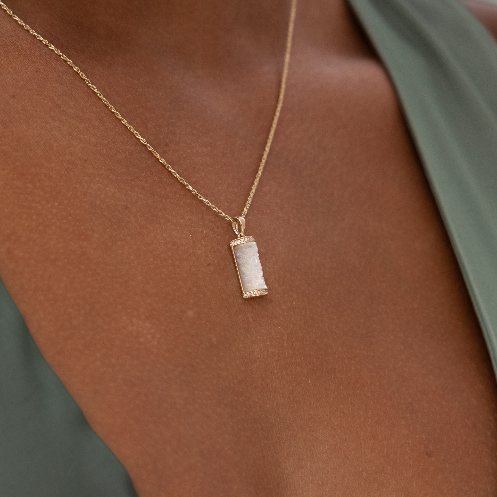 ハワイアン・エアルームプルメリア ペンダント マザー・オブ・パール 17mm ゴールド