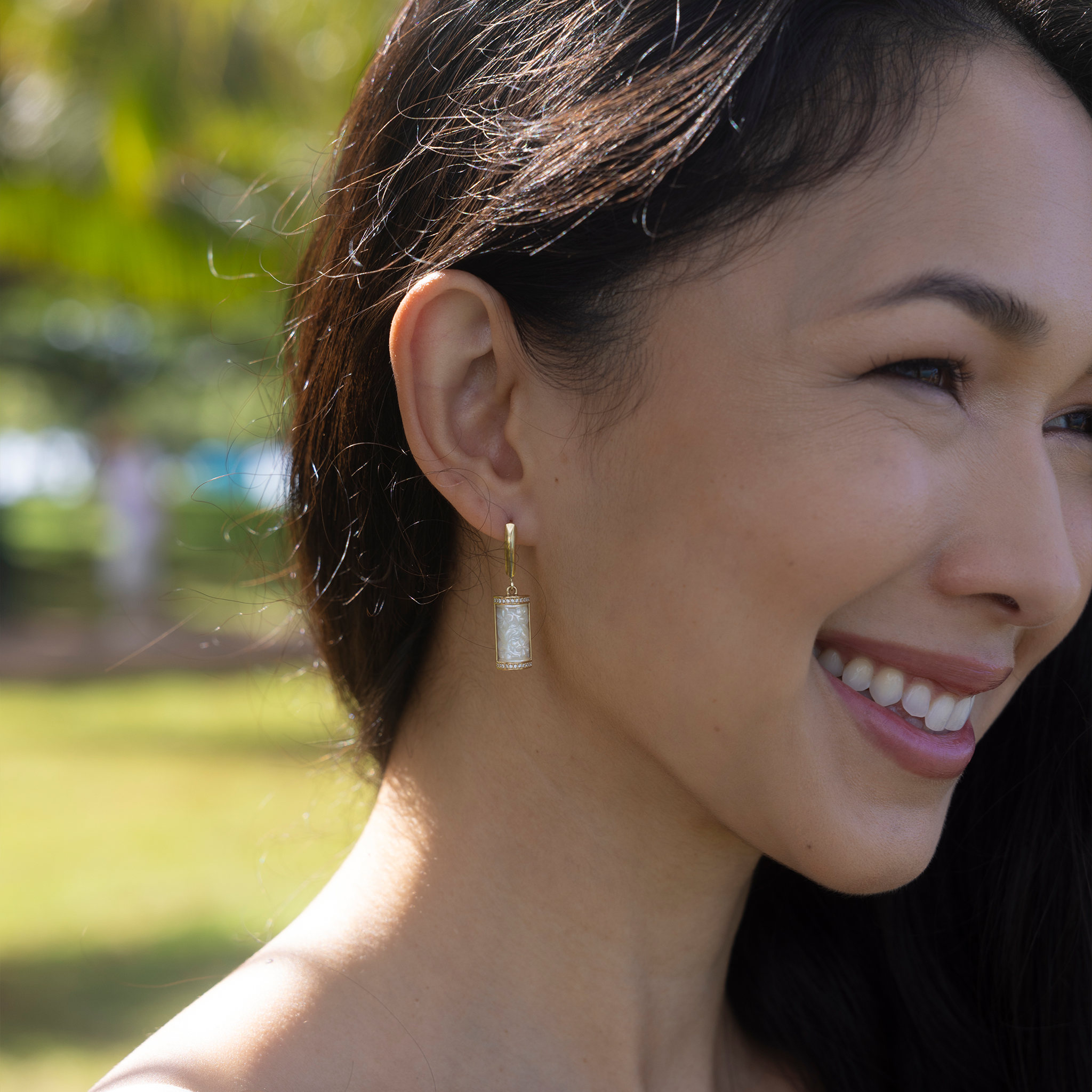 プルメリア ダイヤモンド・ゴールド・マザーオブパール イヤリング - 17mm