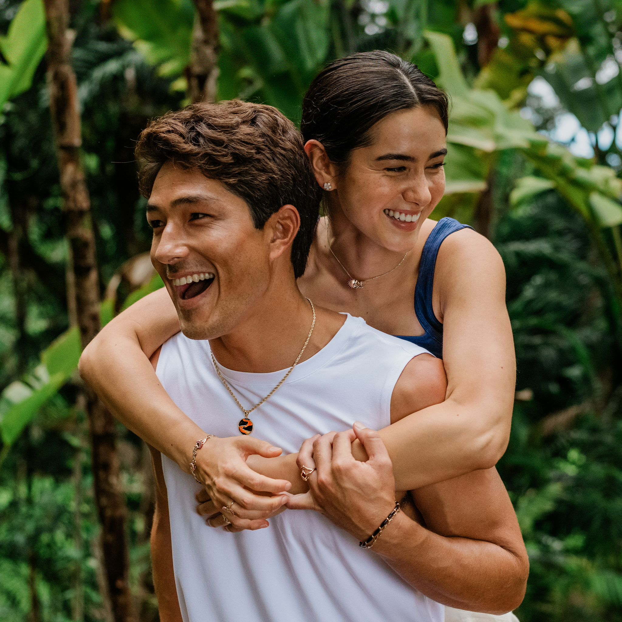 溶岩流ブラックコーラルとスパイニーオイスターのゴールド・ペンダント - 22mm