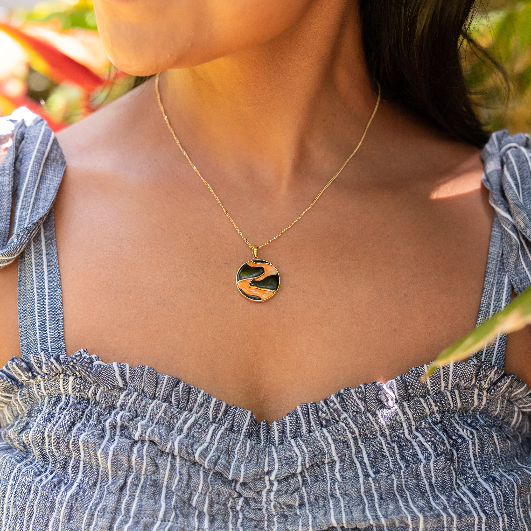 溶岩流ブラックコーラルとスパイニーオイスターのゴールド・ペンダント - 22mm