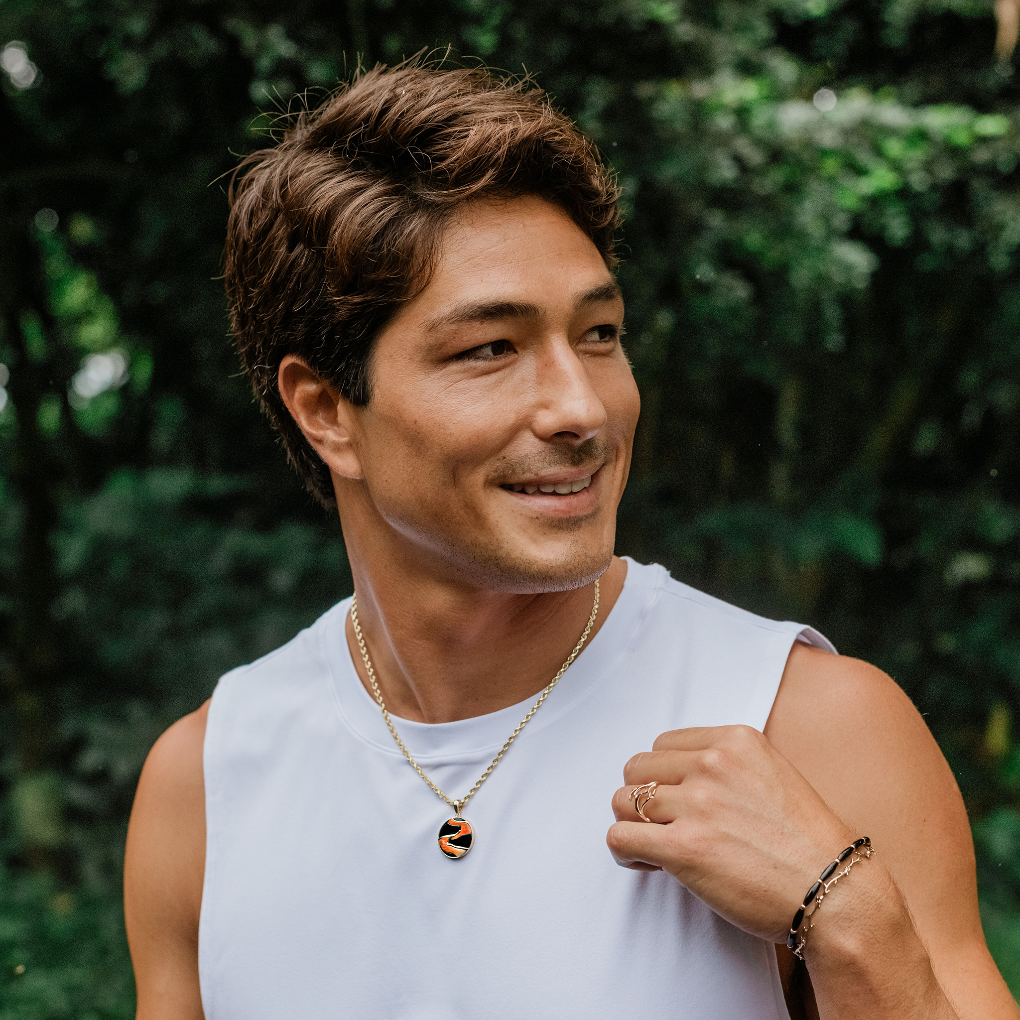 溶岩流ブラックコーラルとスパイニーオイスターのゴールド・ペンダント - 22mm