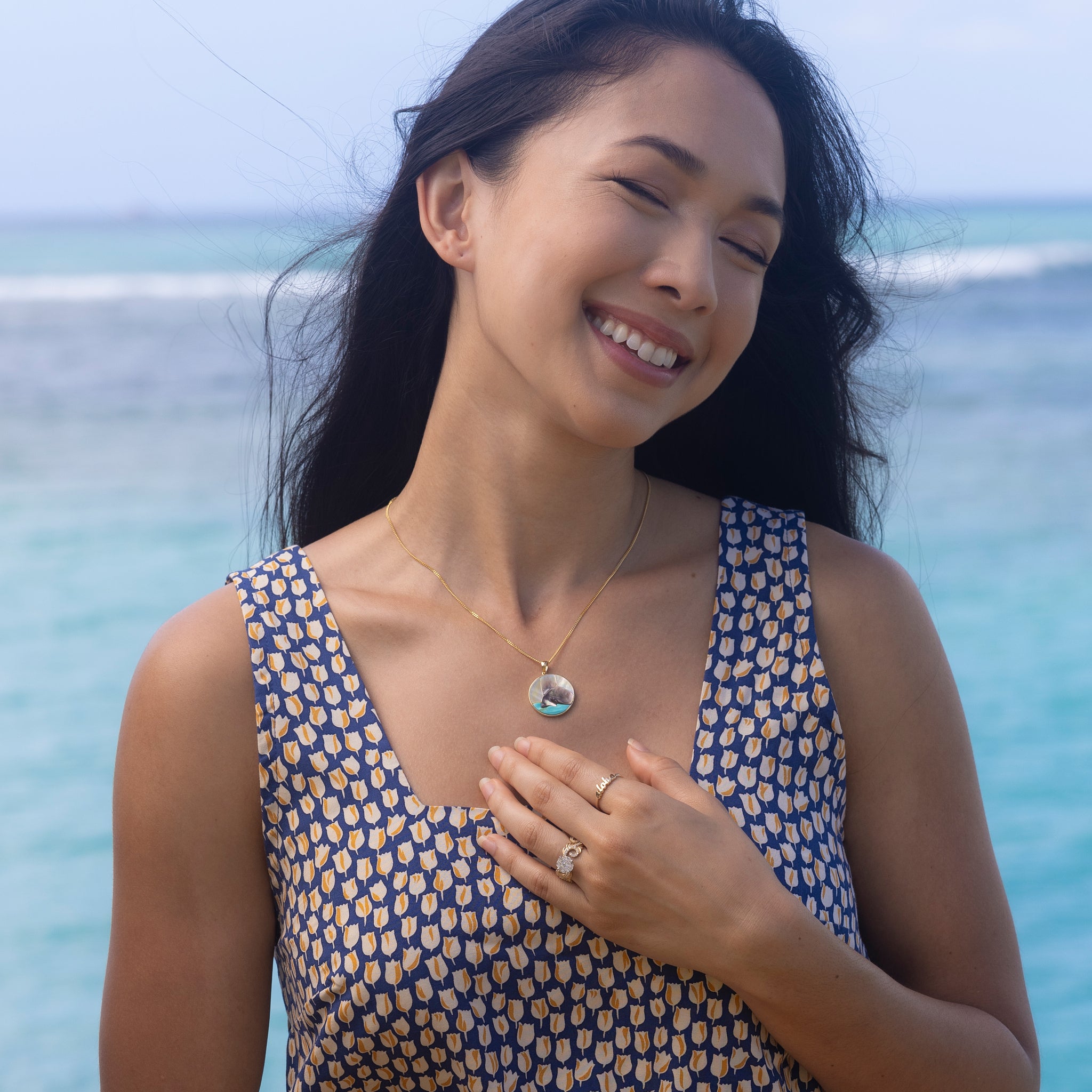 ホエールテール・マザーオブパール&ターコイズ・ペンダント ゴールド - 22mm