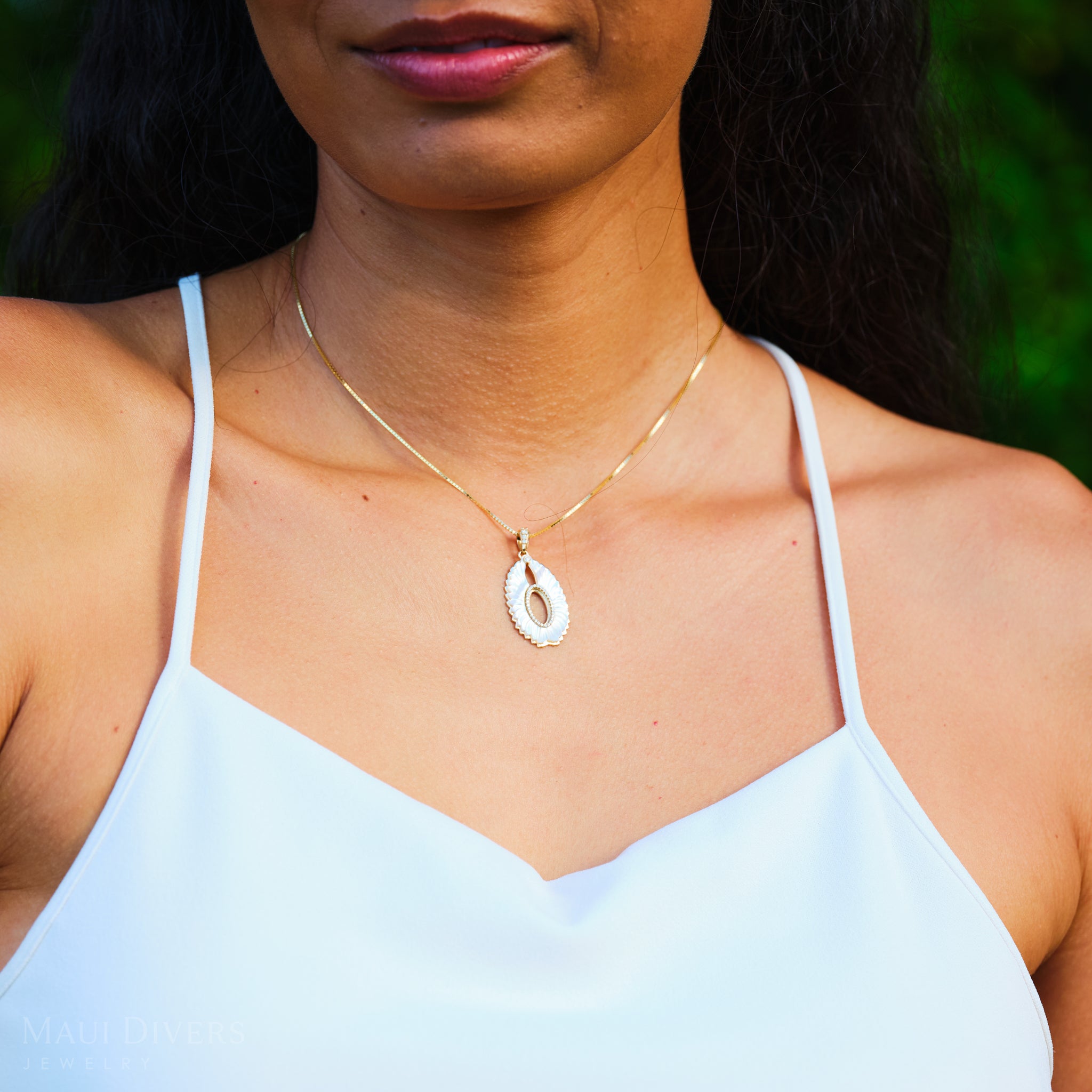 プエオ(フクロウ)マザー・オブ・パール ダイヤモンド ゴールド ペンダント - 28mm