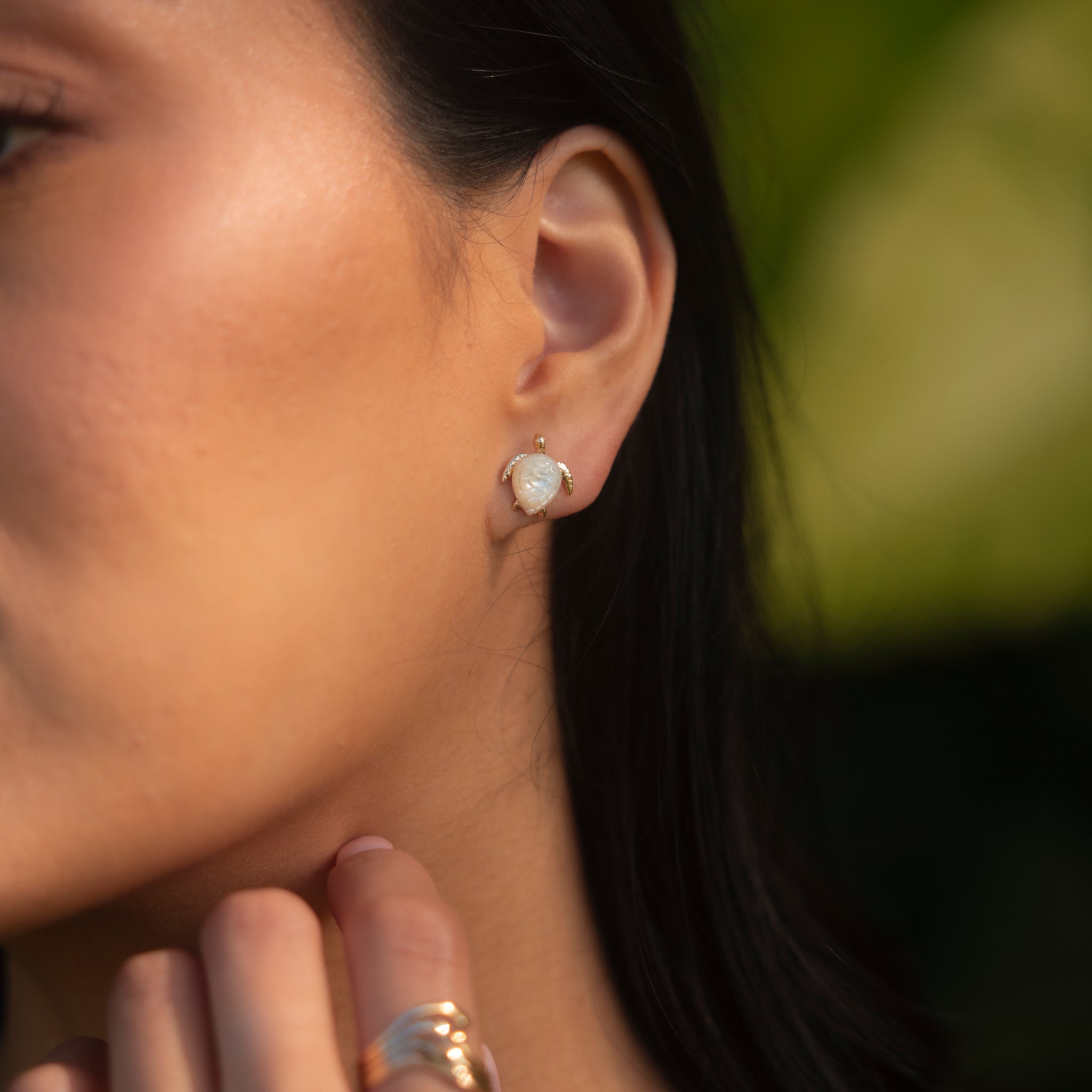 Honu Mother of Pearl Earrings in Gold - 11mm