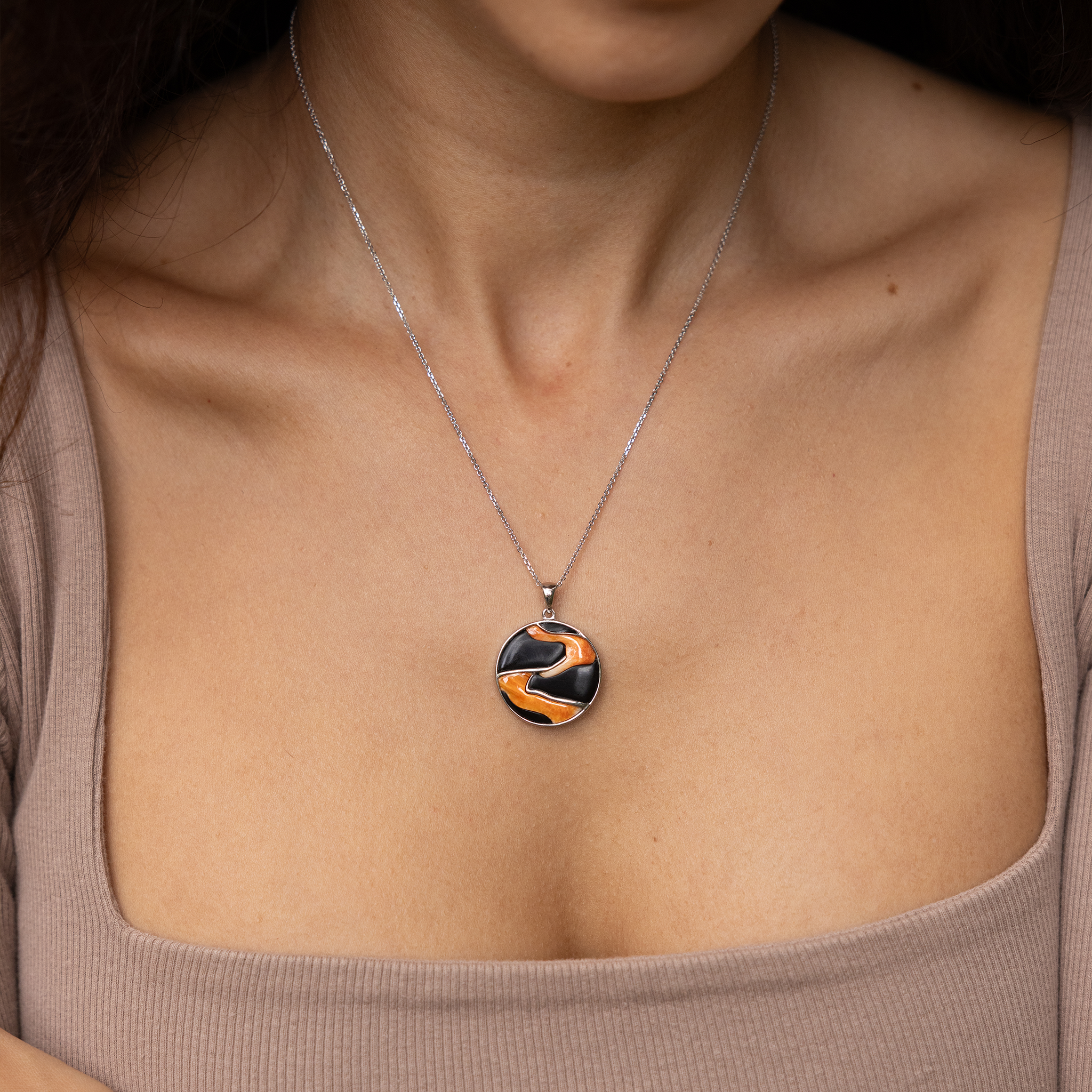 溶岩流ブラックコーラルとスパイニーオイスターのペンダント ホワイトゴールド - 22mm