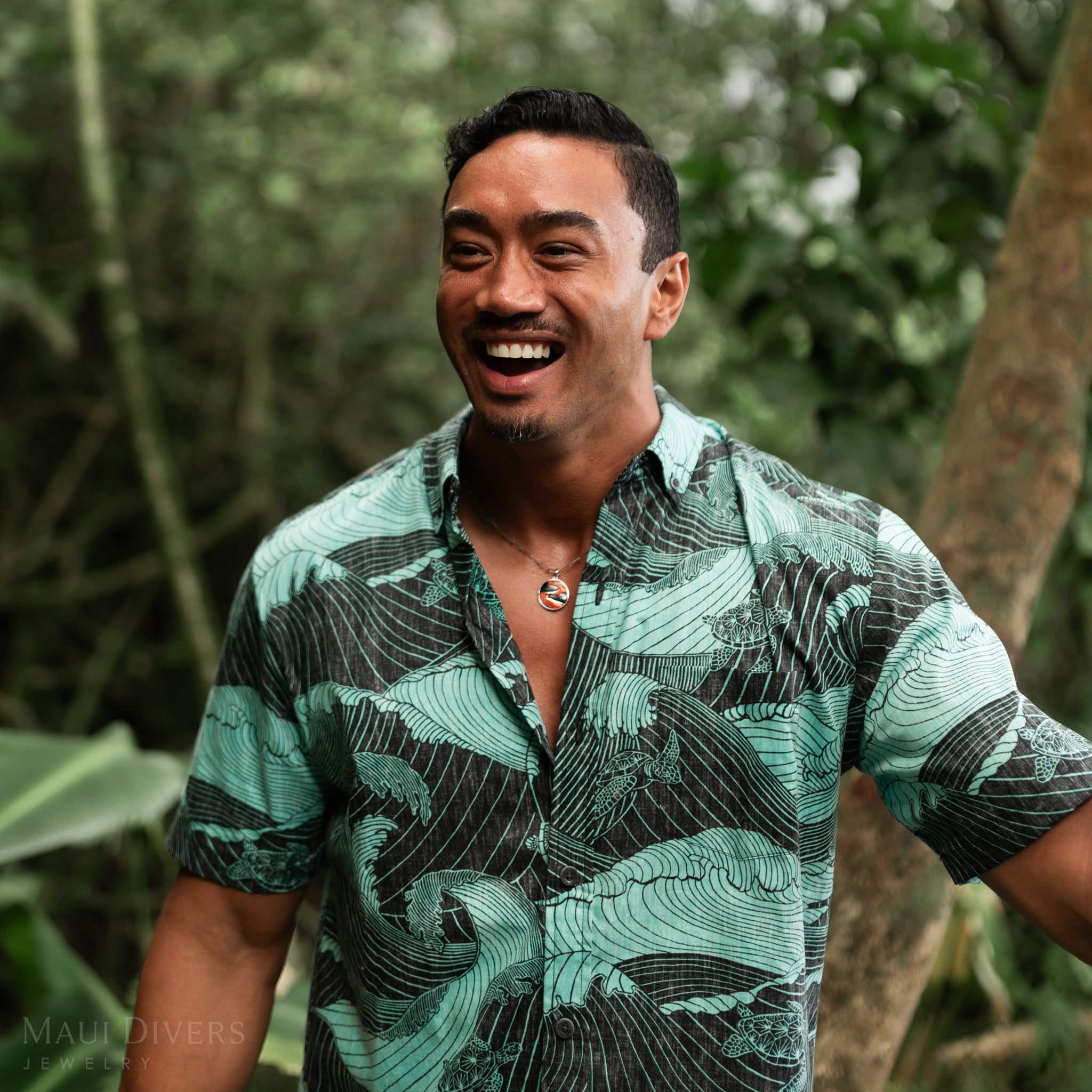 溶岩流ブラックコーラルとスパイニーオイスターのペンダント ホワイトゴールド - 22mm