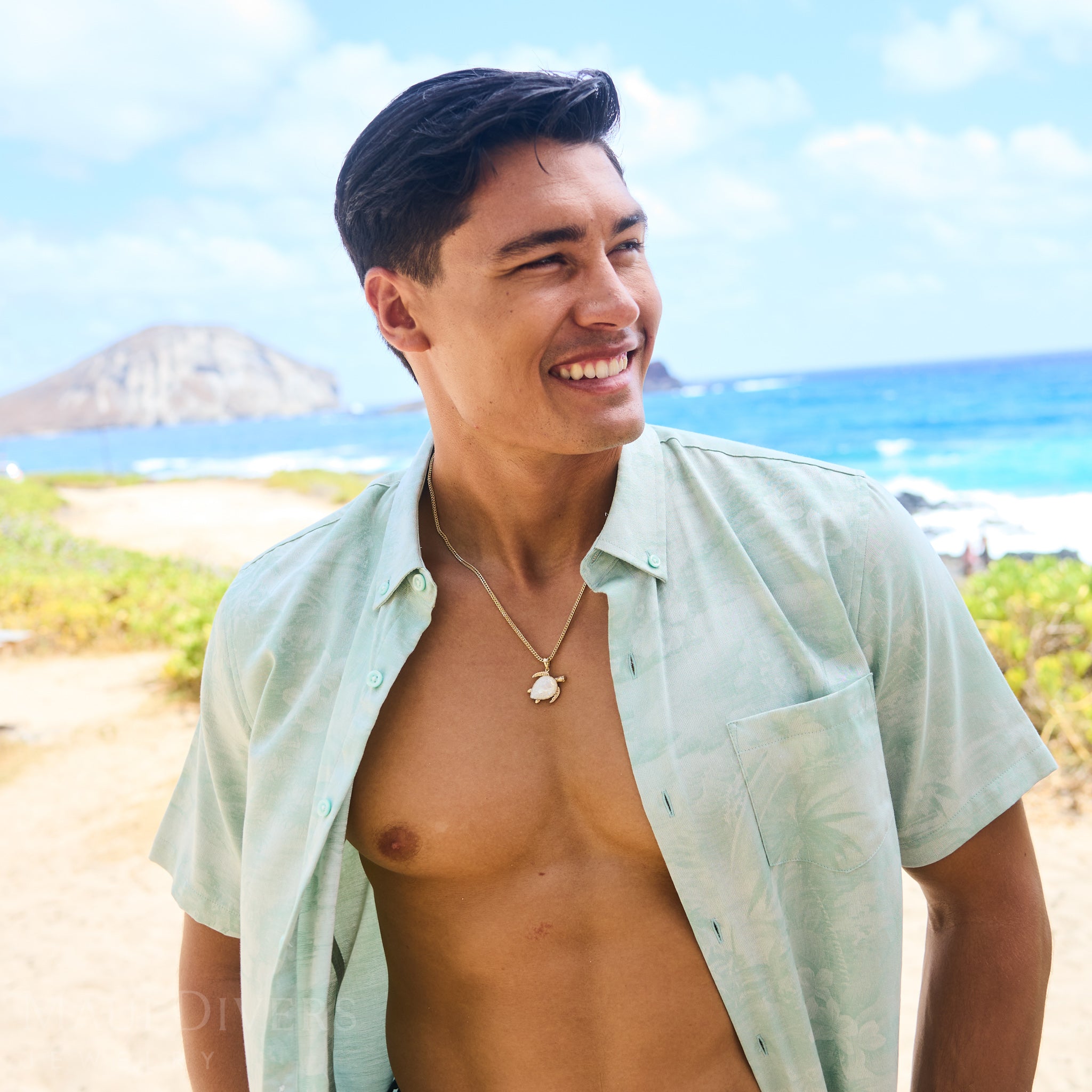 Honu Mother of Pearl Pendant in Gold with Diamonds - 21mm