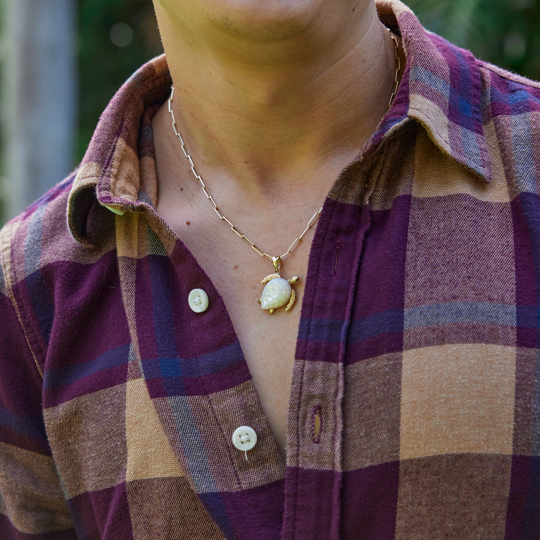 Honu Mother of Pearl Pendant in Gold with Diamonds - 21mm