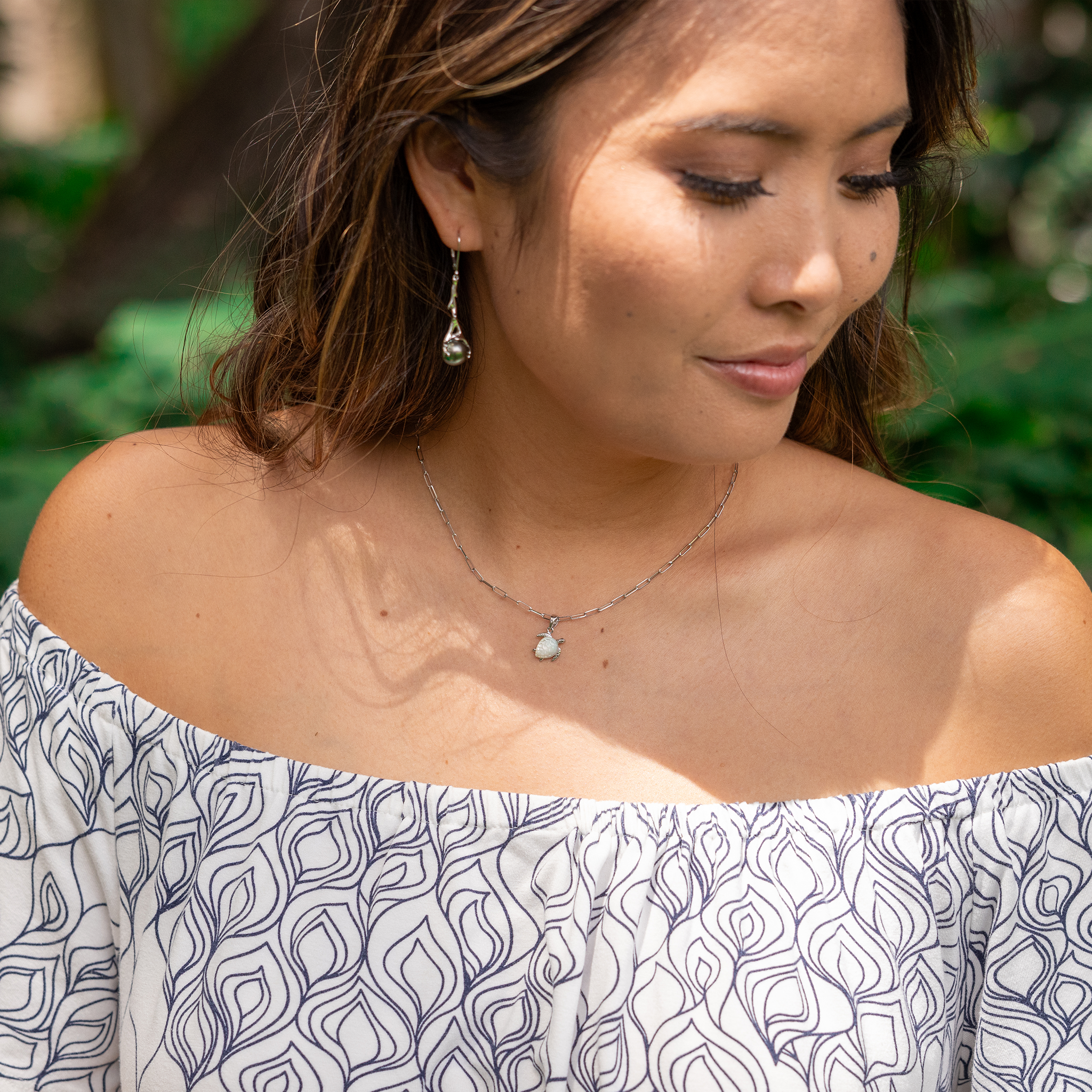 Honu Mother of Pearl Pendant in White Gold - 11mm