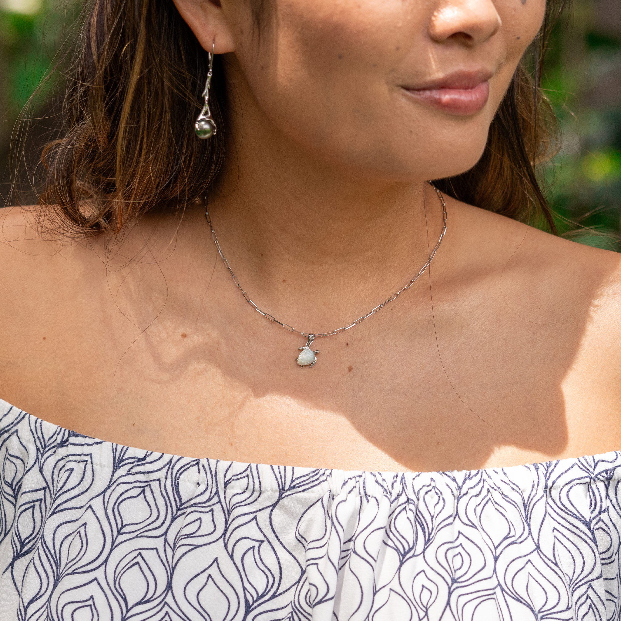 Honu Mother of Pearl Pendant in White Gold - 11mm