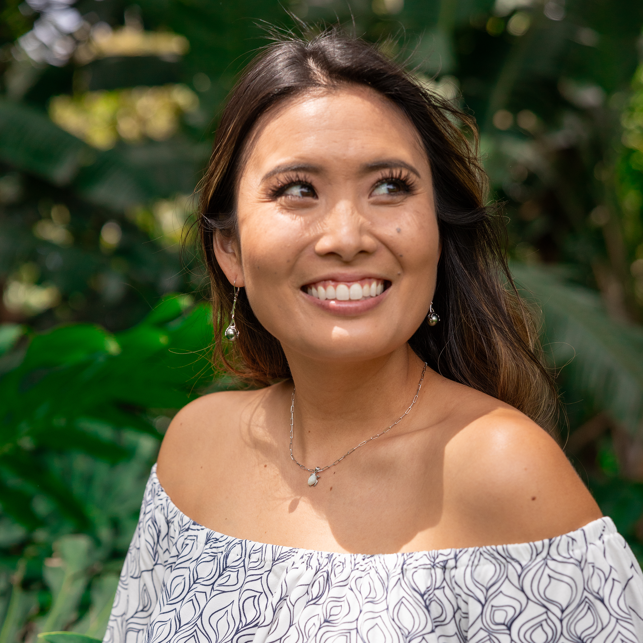 Honu Mother of Pearl Pendant in White Gold - 11mm