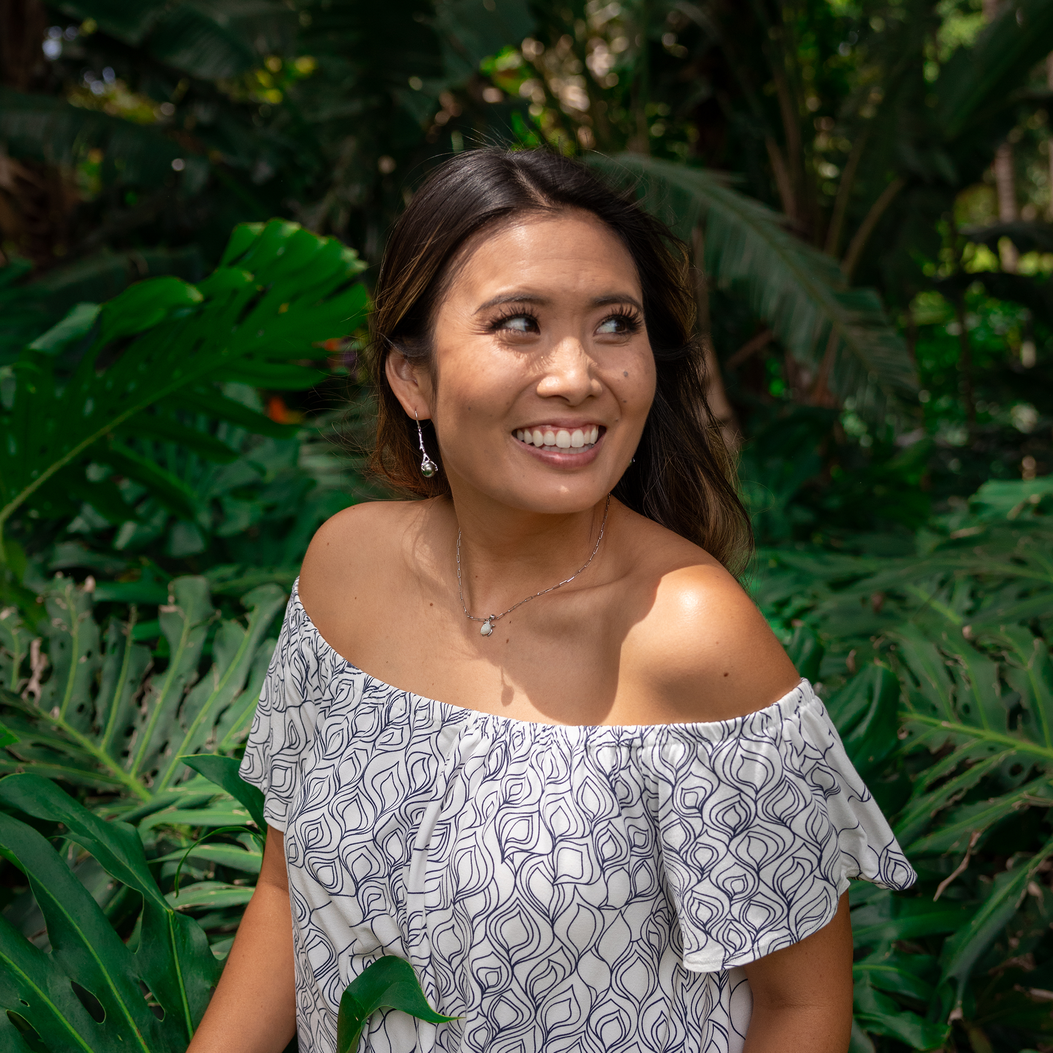 Honu Mother of Pearl Pendant in White Gold - 11mm