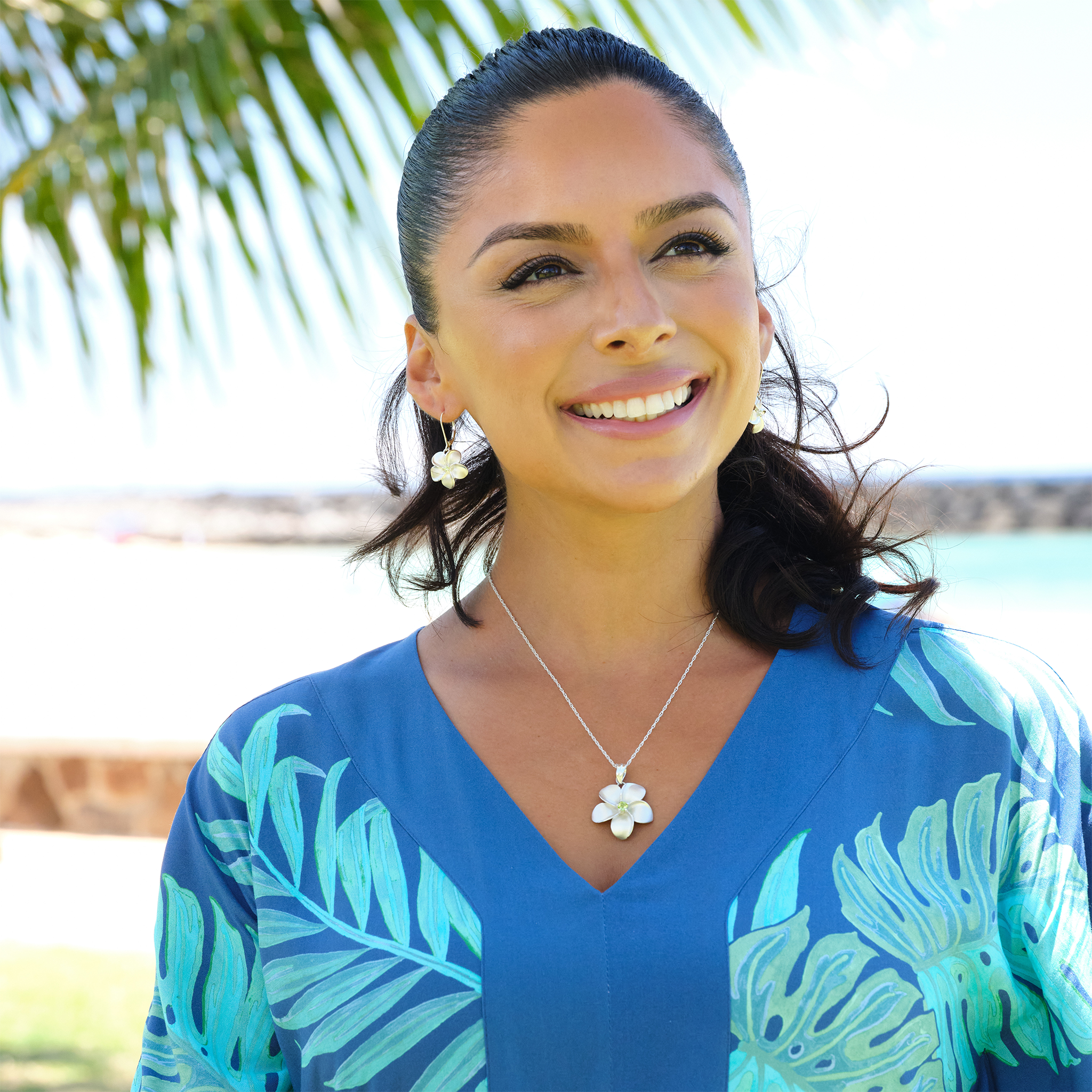 プルメリア スターリングシルバー 18mm-マウイダイバーズジュエリーを身に着ける女性