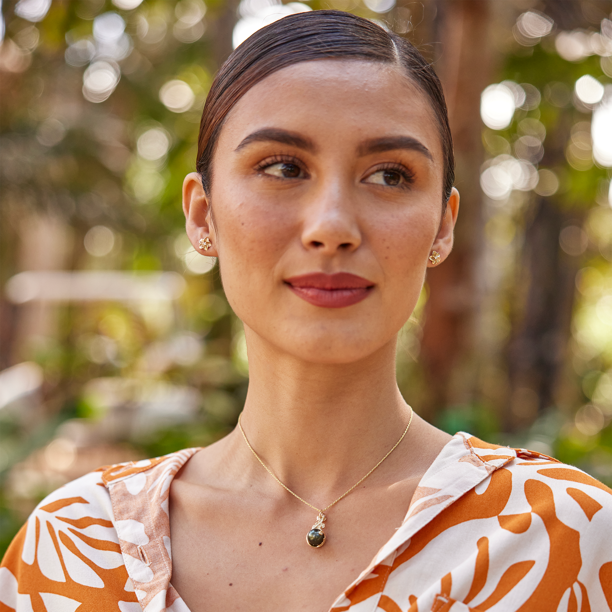 リビング・ヘアルーム・タヒチ黒真珠ペンダント ダイヤモンド・ゴールド 9-10mm