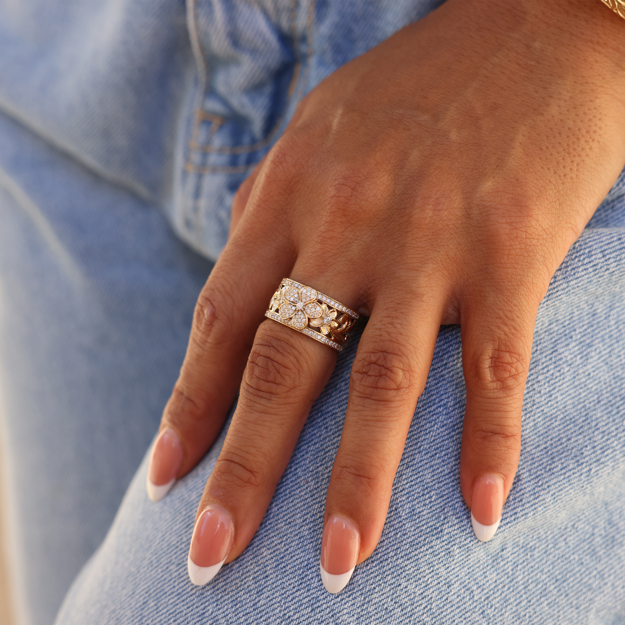 ハワイアン・エアプルメリア 婚約指輪 ゴールド ダイヤモンド 手触り ジーンズ