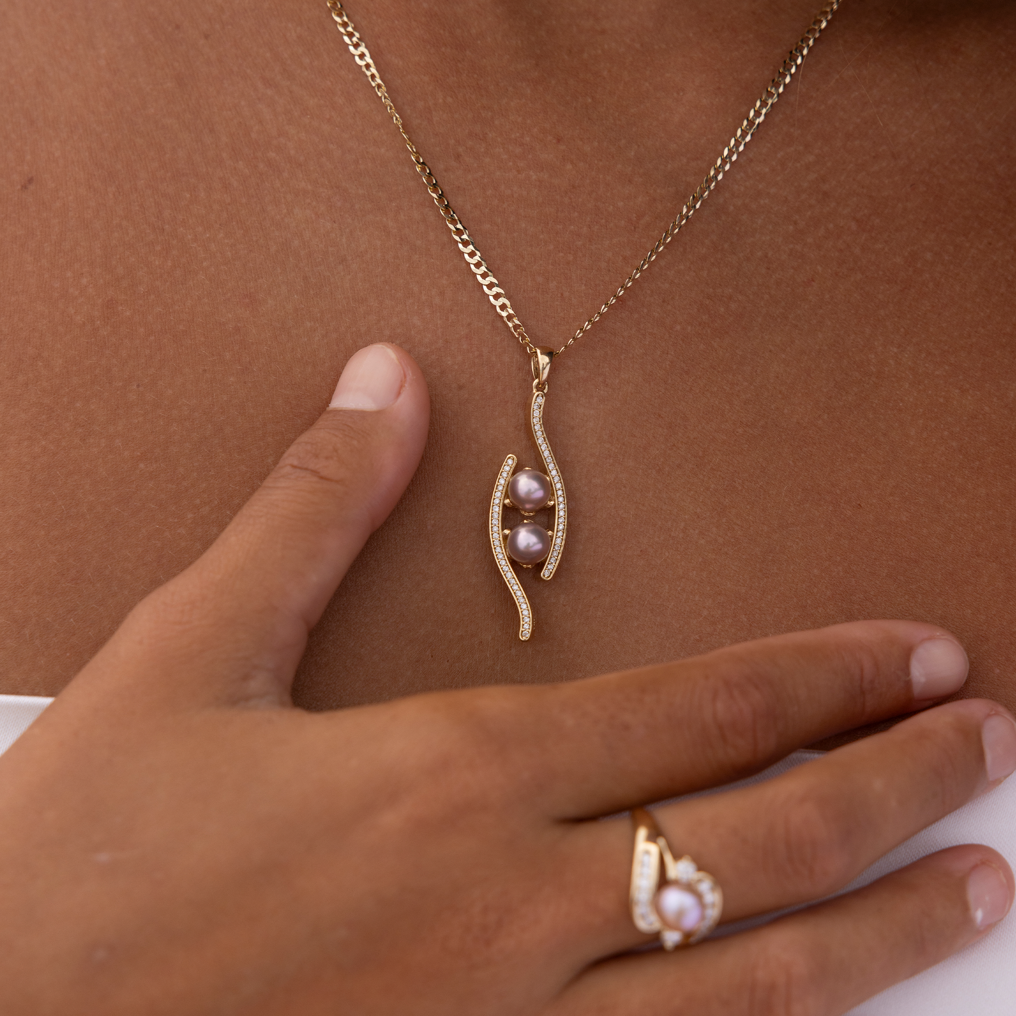 Pick A Pearl Pendant in Gold - 39mm