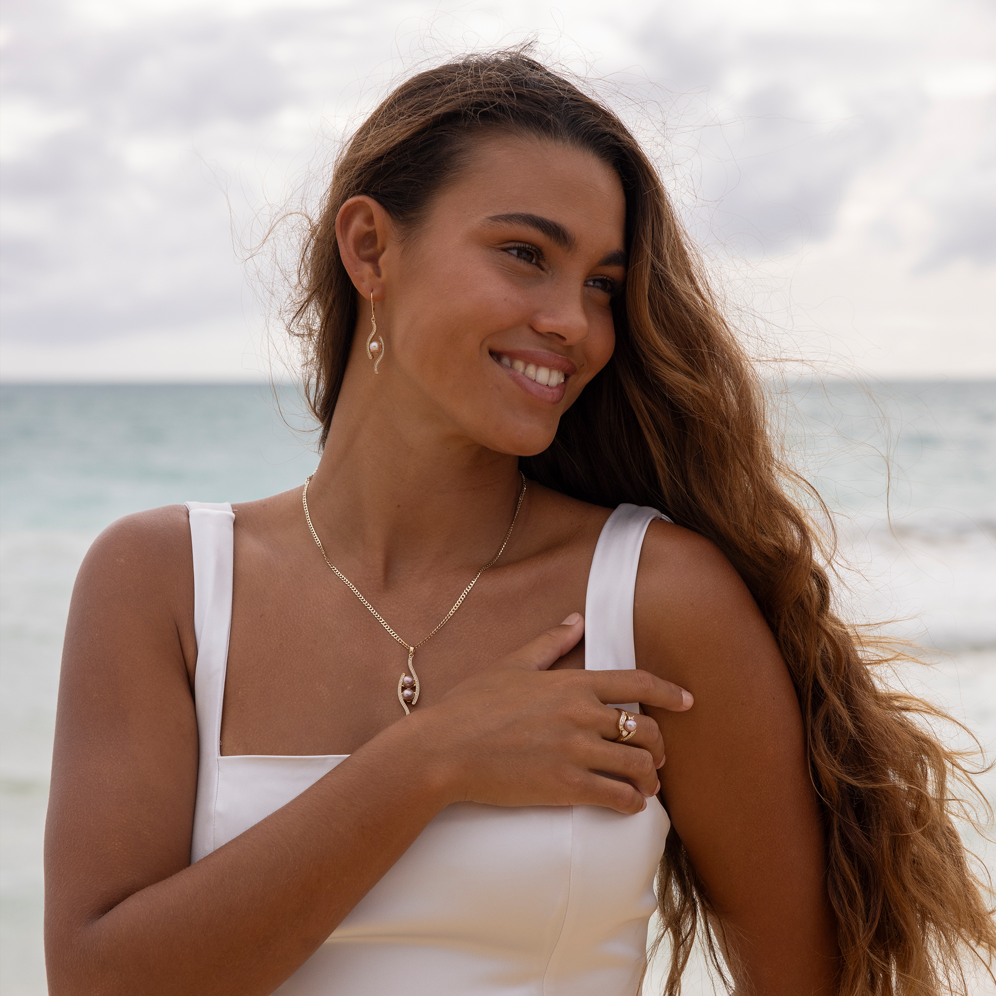 Pick A Pearl Pendant in Gold - 39mm