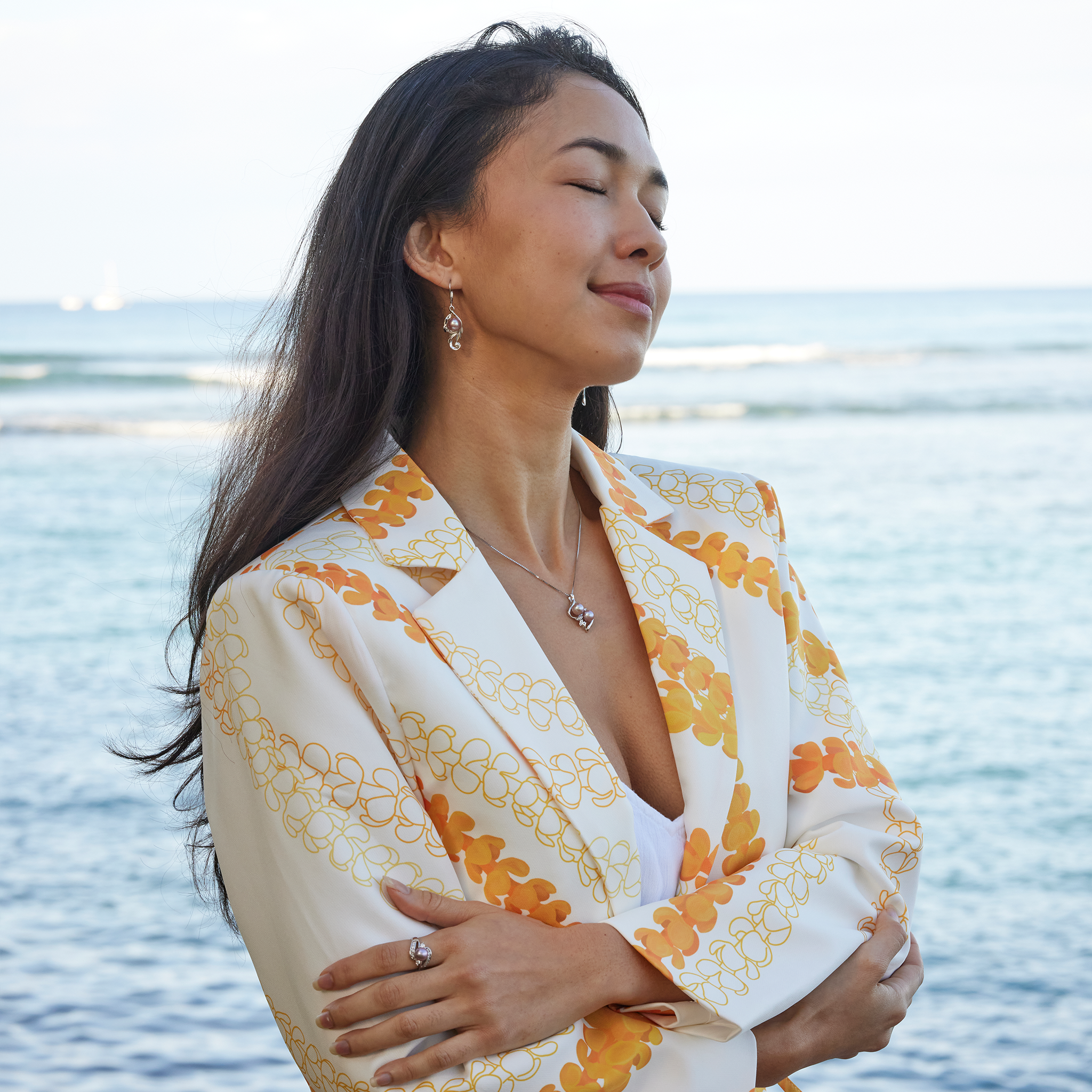 Pick A Pearl Maile Pendant in White Gold with Diamonds - 27mm