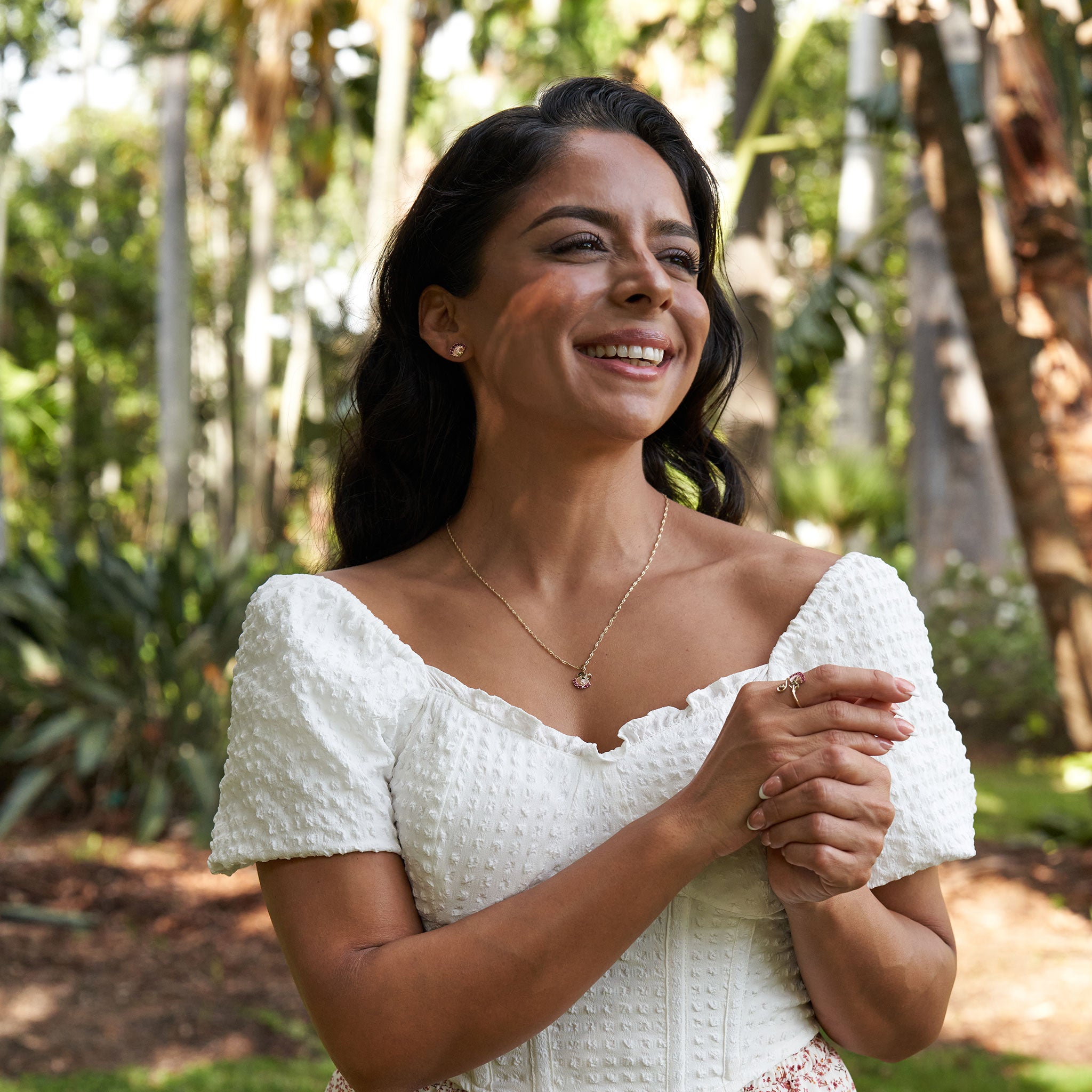 ʻŌhiʻa Lehua ルビー ピアス (ツートーンゴールド) - 11mm