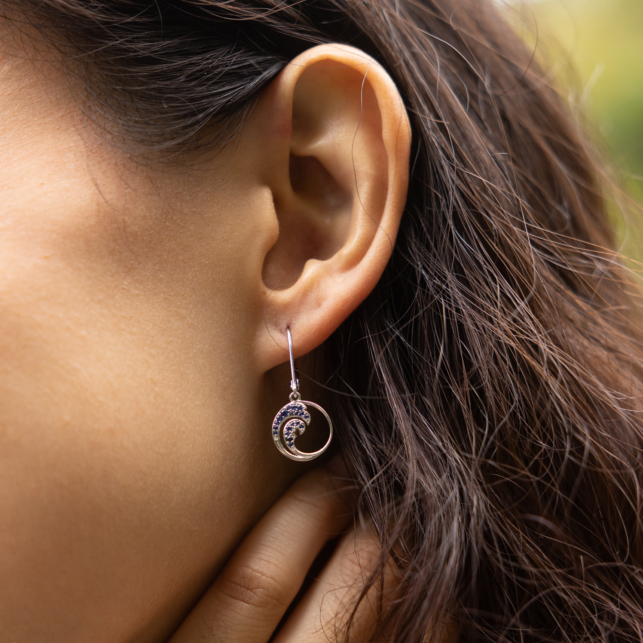 ブルーサファイアとホワイトゴールドのNaluピアス - 12mm