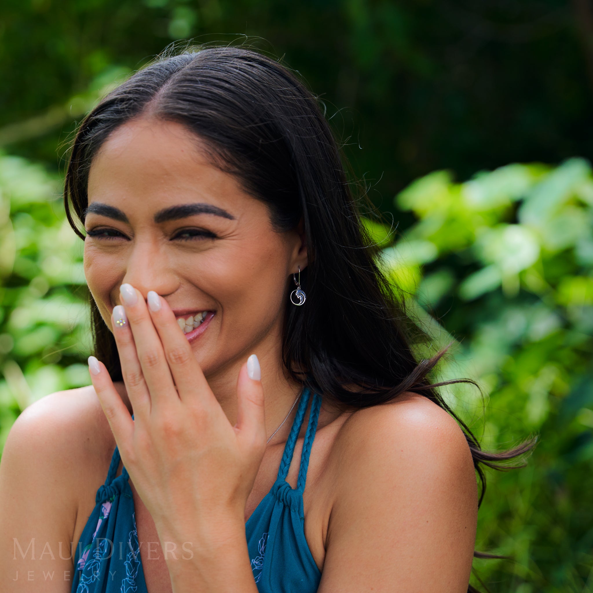 ブルーサファイアとホワイトゴールドのNaluピアス - 12mm